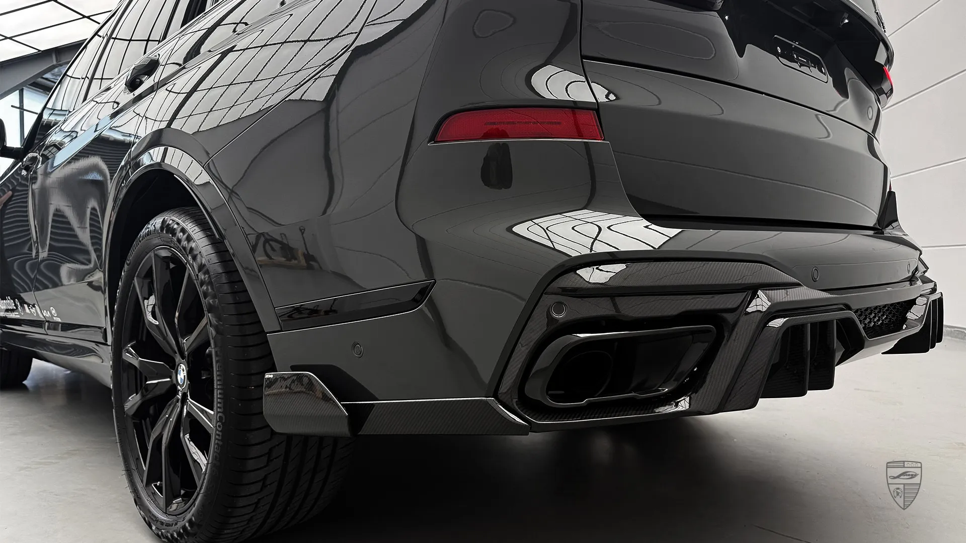 2026 BMW X7 G07 X-Drive 40d Dravitgrau mit Seitenschwellern und Dachspoiler-Erweiterung