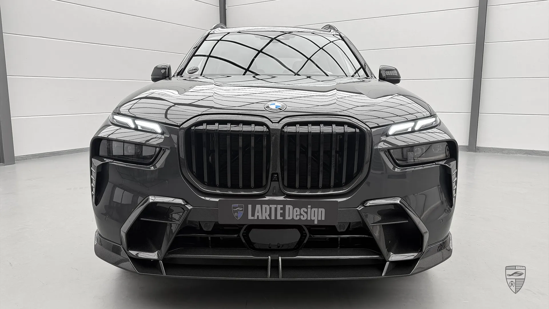Dravitgrauer BMW X7 X-Drive 40d aus Düsseldorf mit sportlichem Frontsplitter im Aggro-Stil