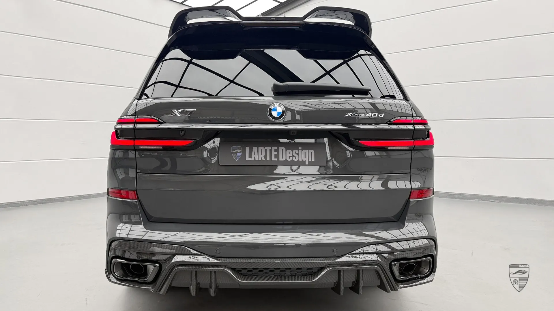 BMW X7 G07 X-Drive 40d Dravitgrau mit brutalem Look, Glanzpaket und Heckaerodynamik