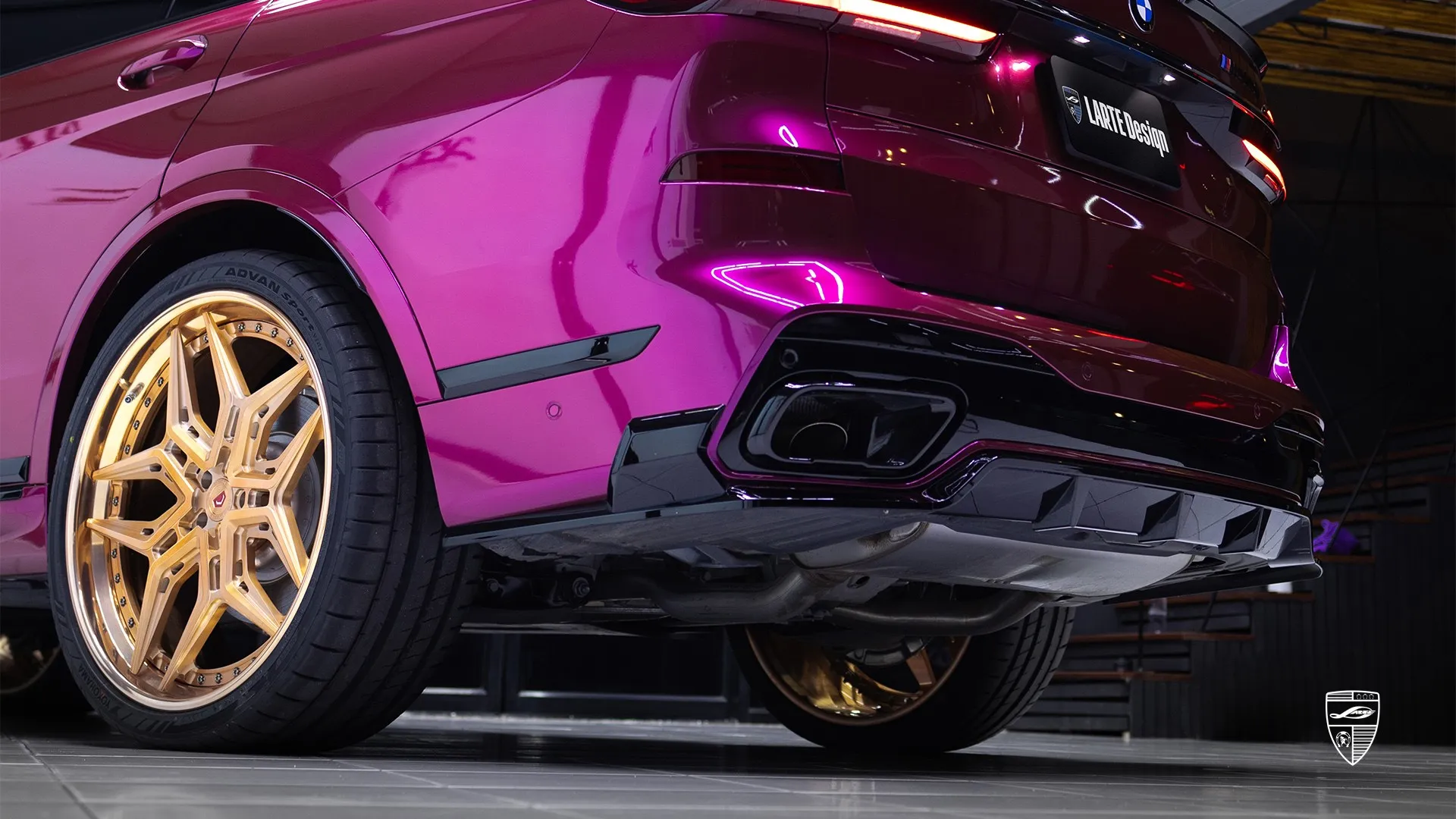 BMW X7 M40d mit LARTE-Umbau in Wildberry Juice aus Bangkok BMW X7 G07 M40d in Wildberry Juice aus Bangkok — Luxus-SUV mit LARTE-Umbau und starkem Look