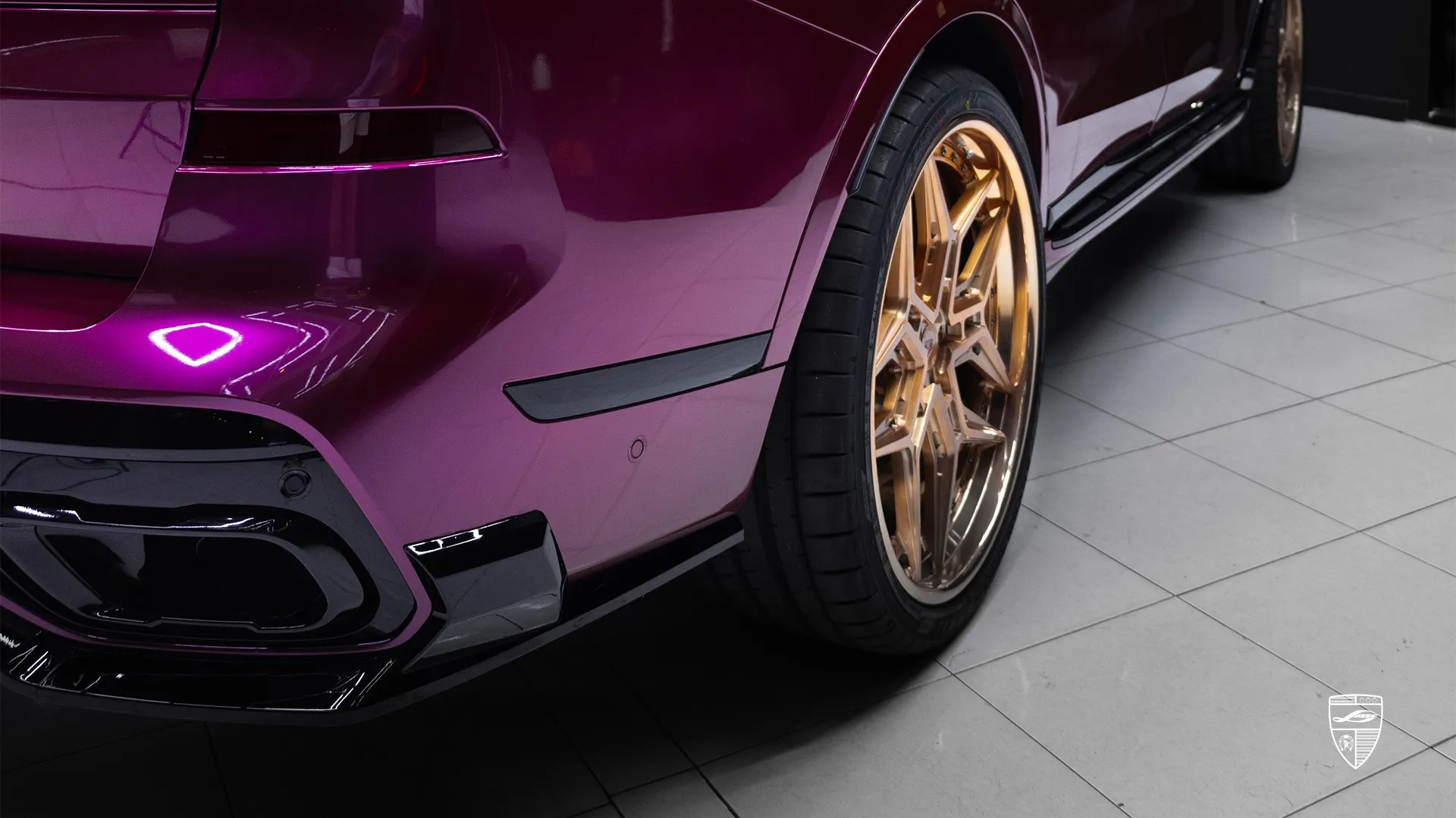 BMW X7 G07 M40d — Full-Size Familien-SUV in Wildberry Juice BMW X7 G07 M40d — Full-Size-Familien-SUV in Wildberry Juice mit Bodykit und brutalem Auftritt
