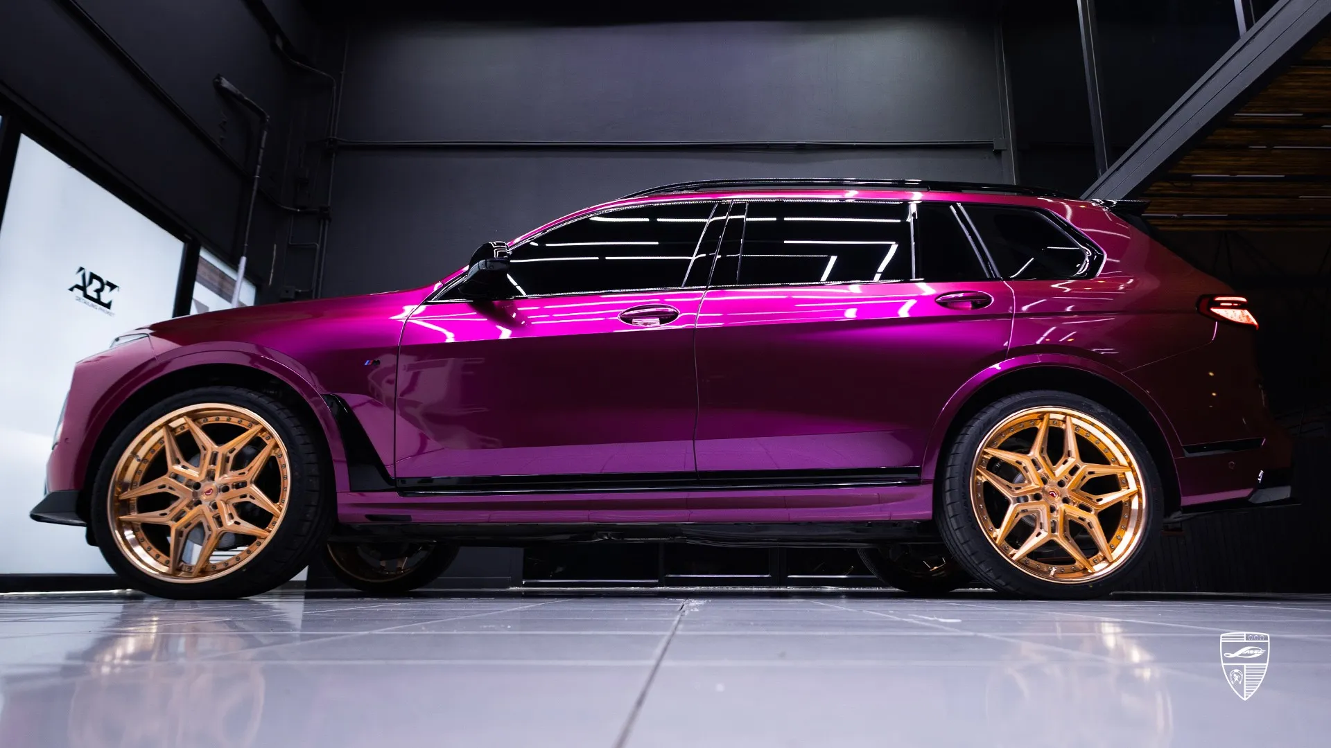 BMW X7 M40d in Wildberry Juice — SUV mit aggressivem Facelift Facelift 2026 BMW X7 M40d in Wildberry Juice aus Bangkok — individuelles SUV mit aggressivem Design