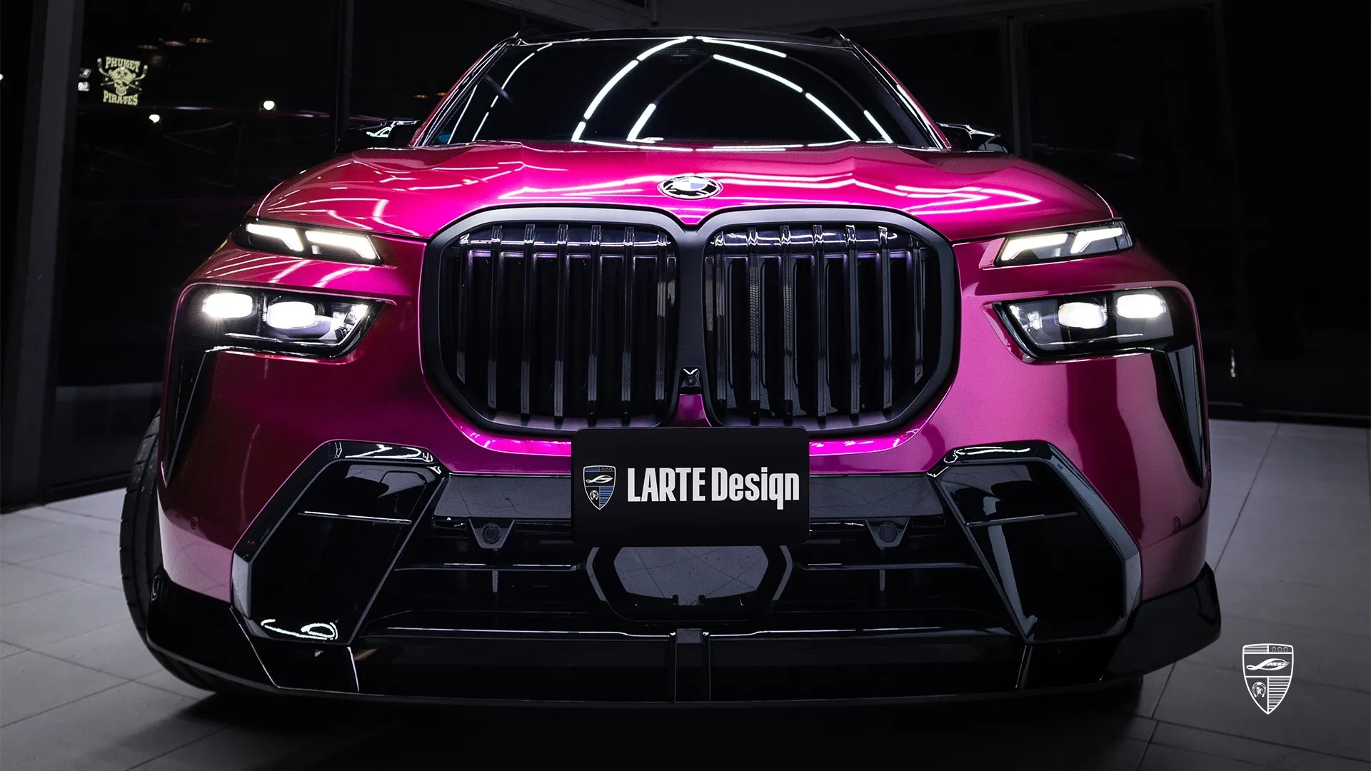 BMW X7 M40d — 7-Sitzer in Wildberry Juice mit starker Präsenz BMW X7 M40d aus Bangkok — 7-Sitzer-SUV mit Wildberry Juice Folierung und markantem Design