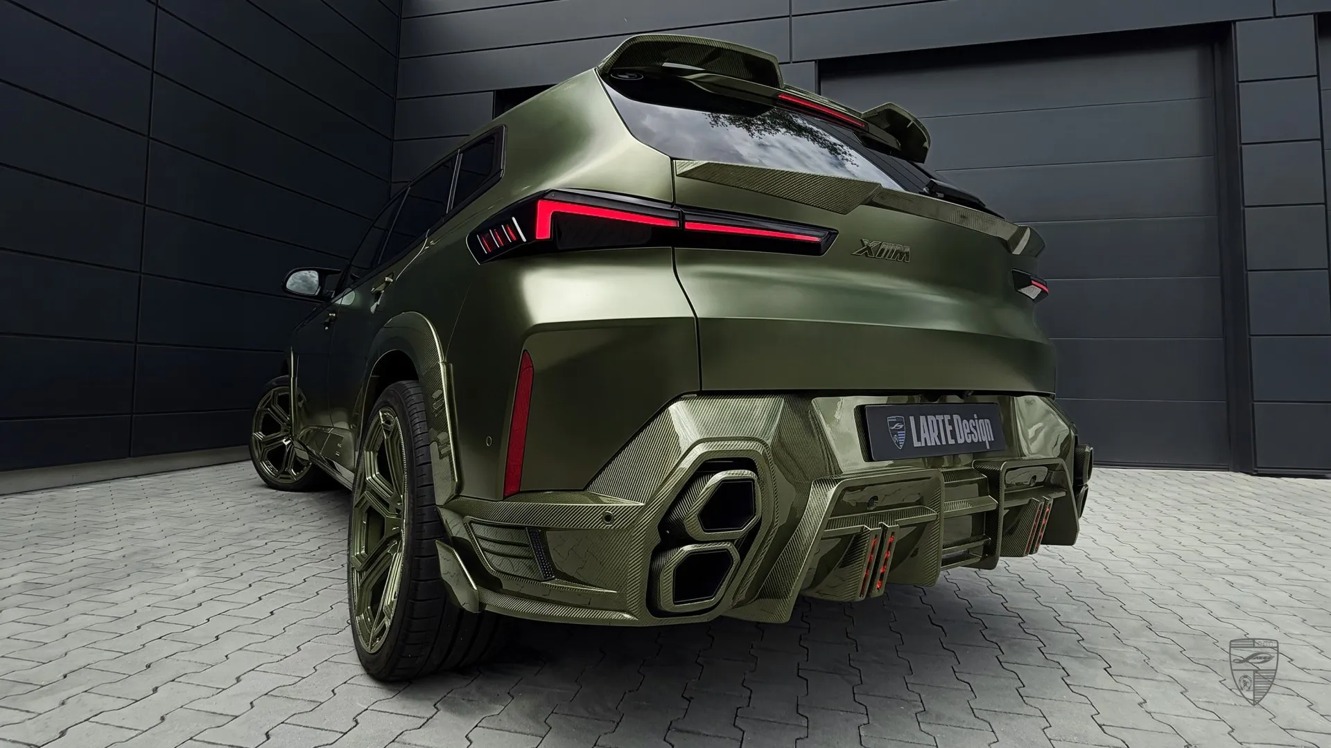 BMW XM mit aggressivem Styling, individuellen Exterieur-Upgrades und markanter SUV-Optik