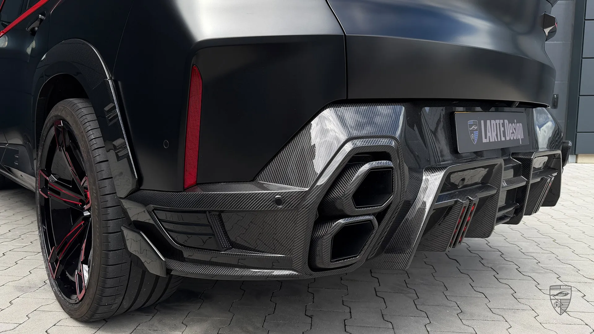 BMW XM mit hochwertigen Exterieur Upgrades, Custom Bodykit und markantem Styling