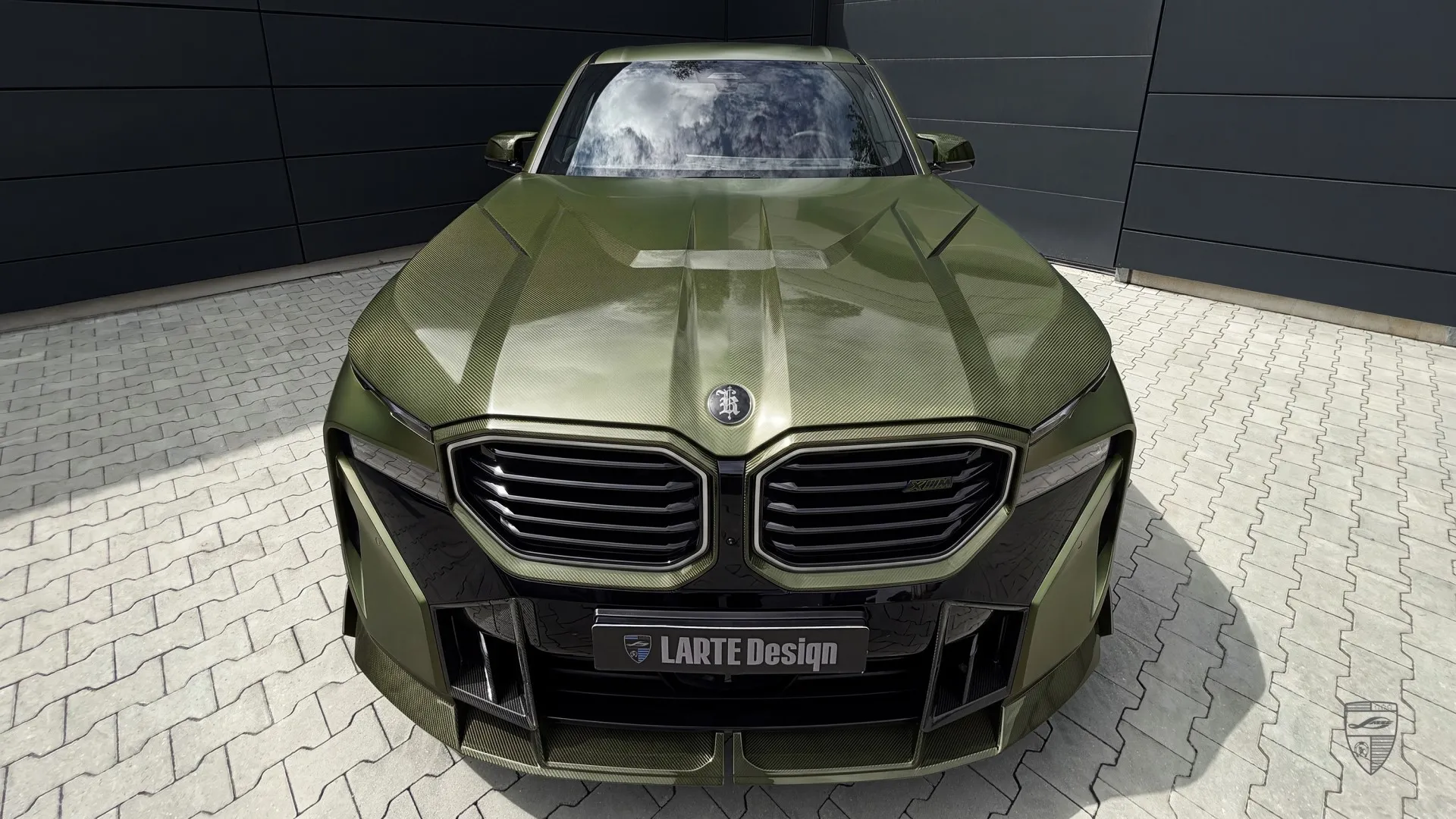 BMW XM G09 in Frontansicht mit individuellem Exterieur-Design und modernen Styling-Upgrades