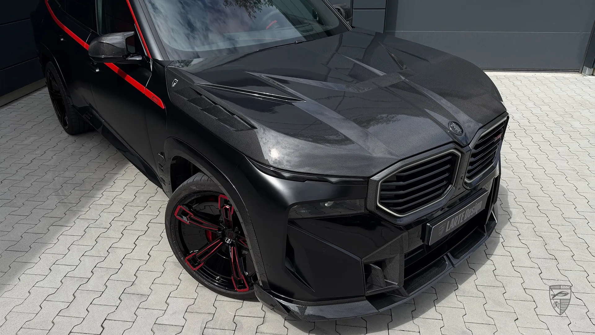 Custom BMW XM in Mattschwarz mit aggressivem Exterieur Styling und Carbon Details