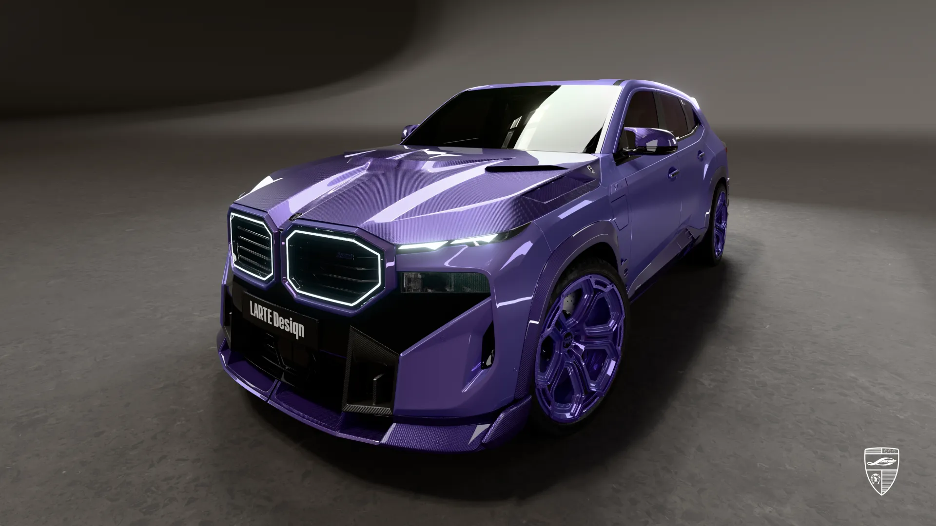 BMW XM in Violett in Front-Dreiviertelansicht mit individuellem Exterieur-Styling