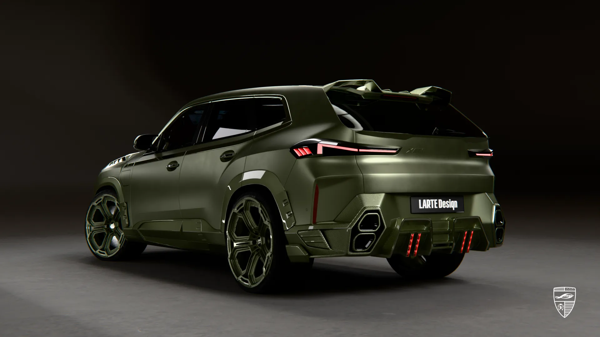 BMW XM Custom in Heck-Dreiviertelansicht mit modernen Exterieur-Upgrades und markantem Styling