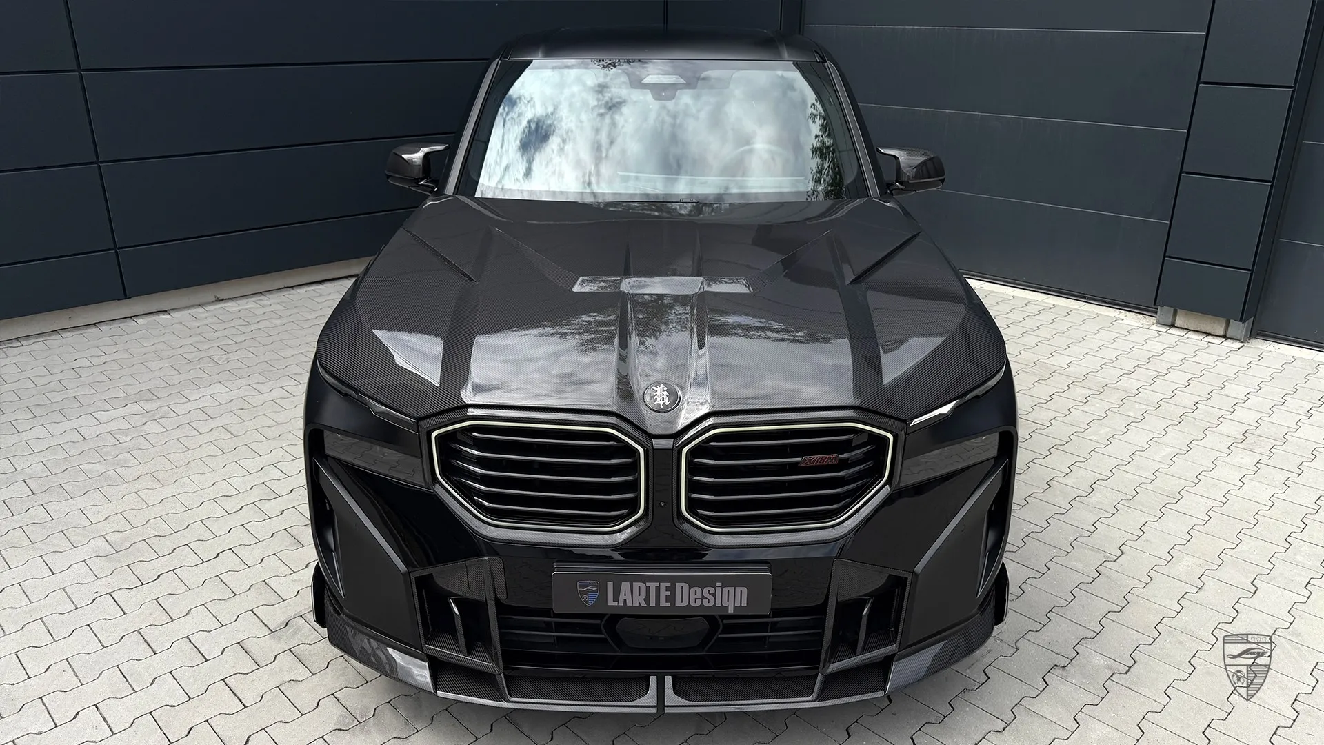 Custom BMW XM in Mattschwarz mit aggressivem Exterieur Styling und Carbon Details