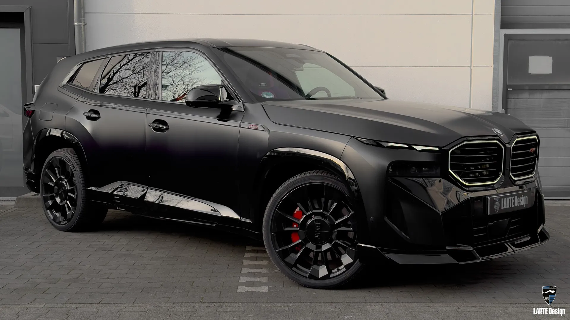 BMW XM SUV in Schwarz mit Luxus-Styling Black BMW XM SUV mit Exterieur-Paket und Luxus-Upgrade