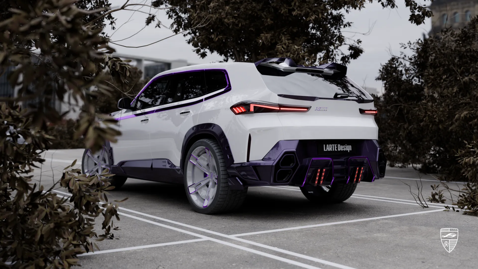 BMW XM in Weiß mit violetten Akzenten in Heck-Dreiviertelansicht und individuellem Styling