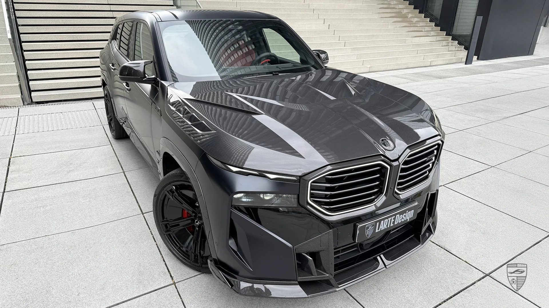 Frozen Carbon Black BMW XM G09 – Blacked-Out SUV BMW XM G09 Facelift in Frozen Carbon Black – aggressives, blacked-out Luxus-SUV