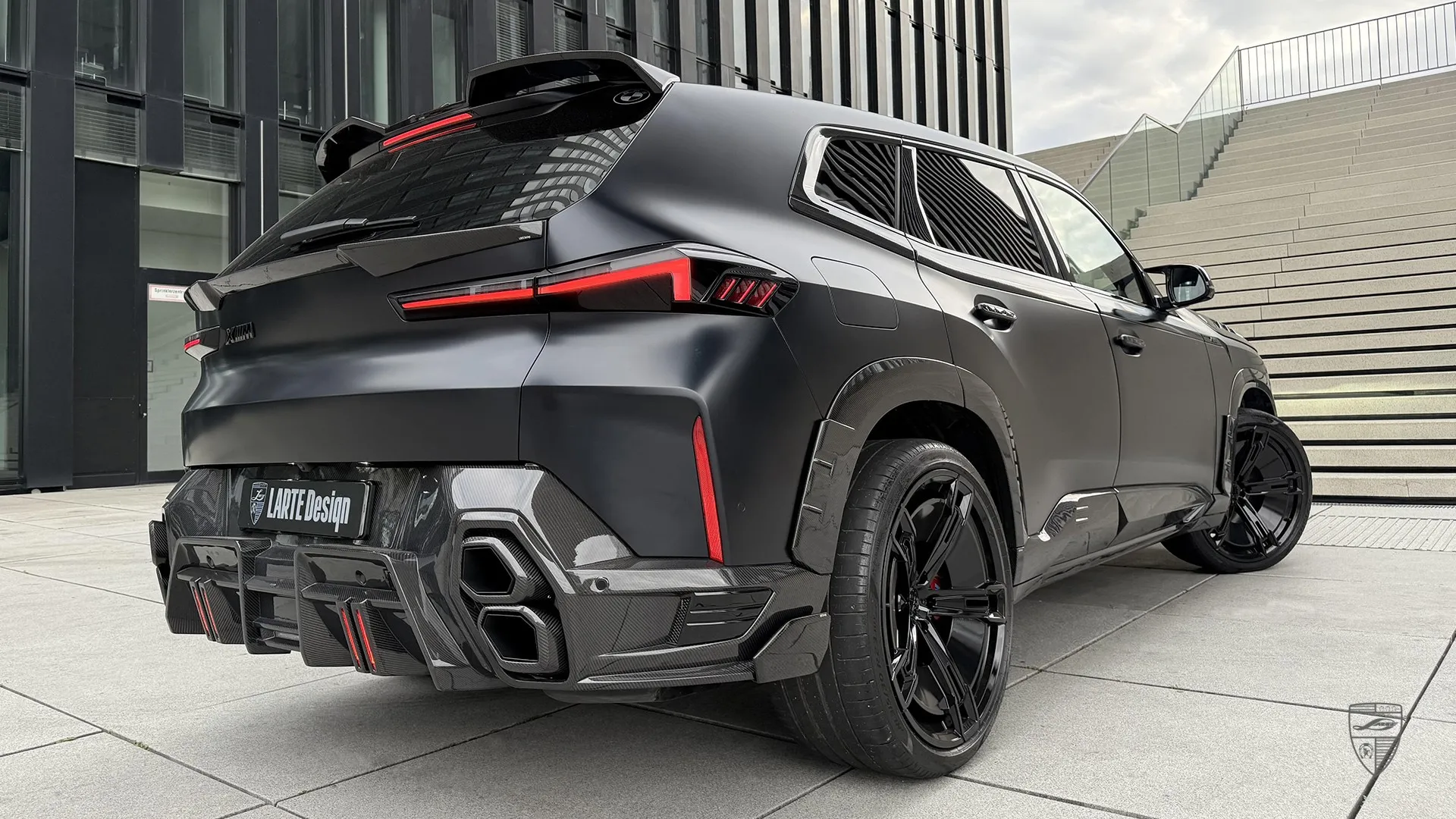 BMW XM G09 Facelift – Futuristischer M-SUV in Schwarz Facelift BMW XM G09 aus Düsseldorf – schwarzes SUV mit ikonischer Niere und brutalem Look