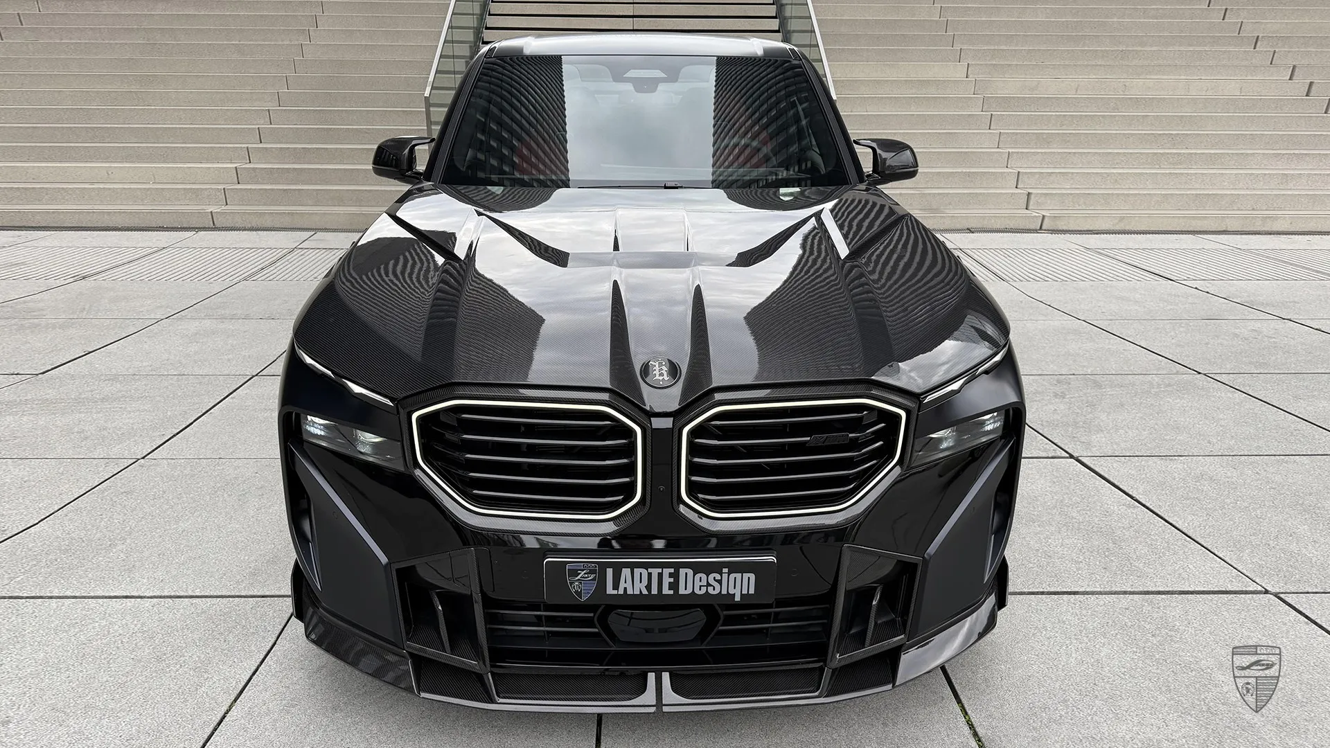 BMW XM G09 in Frozen Carbon Black aus Düsseldorf – sportlicher M-SUV mit Coupé-inspirierter Optik