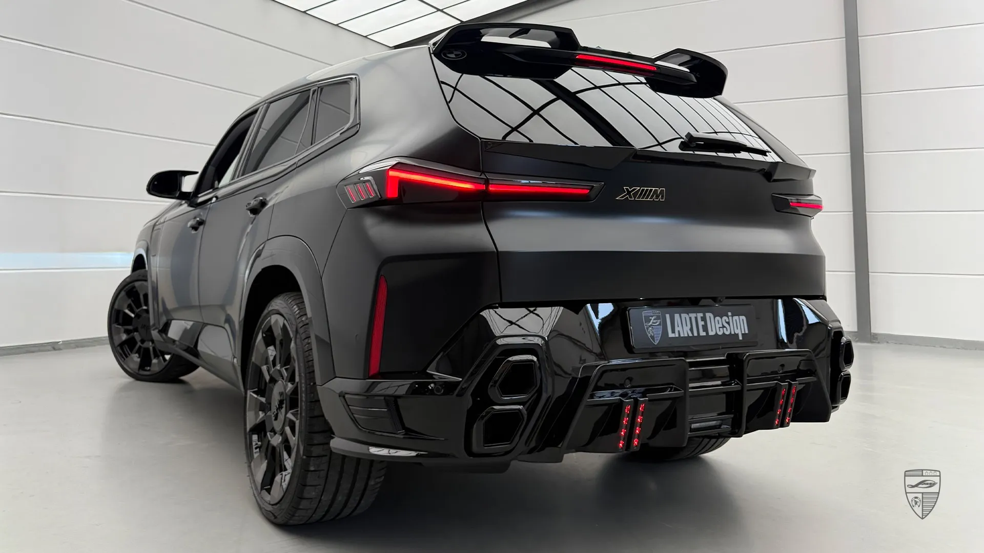 2026 BMW XM G09 Facelift in Frozen Carbon Black mit individuellem Exterieur und brutalem SUV-Styling