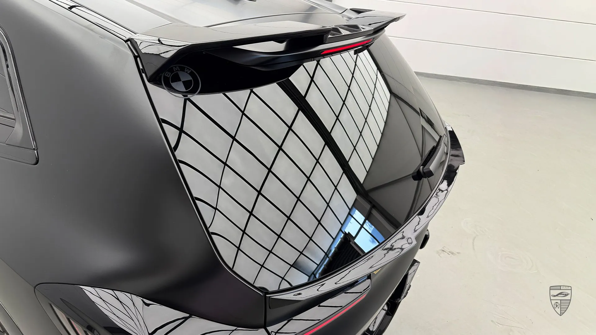 Frozen Carbon Black BMW XM G09 — luxuriöser Familien-SUV mit Upgrade und Designpaket