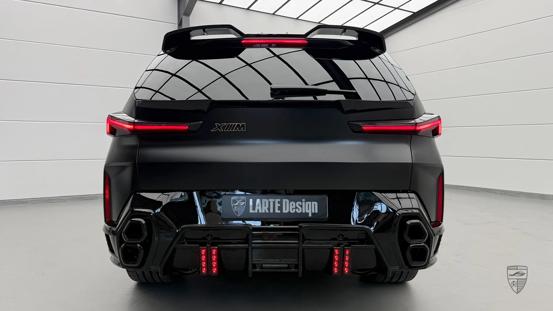 BMW XM G09 aus Düsseldorf mit maßgeschneidertem M Power-Design in Frozen Carbon Black