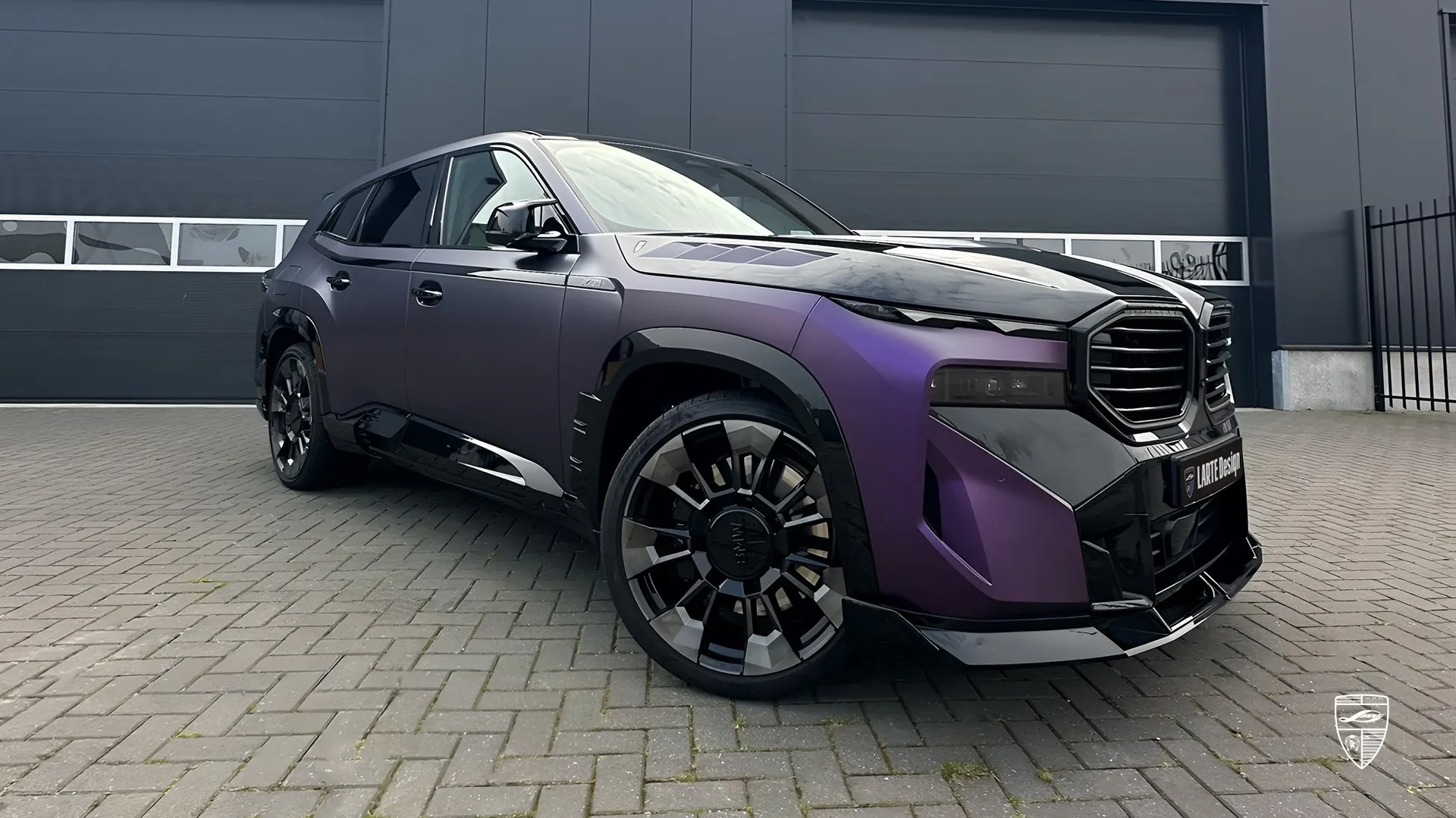 Purple Black Iridescent BMW XM — futuristischer Hybrid-SUV mit individuellem Tuning und Luxus-Flair