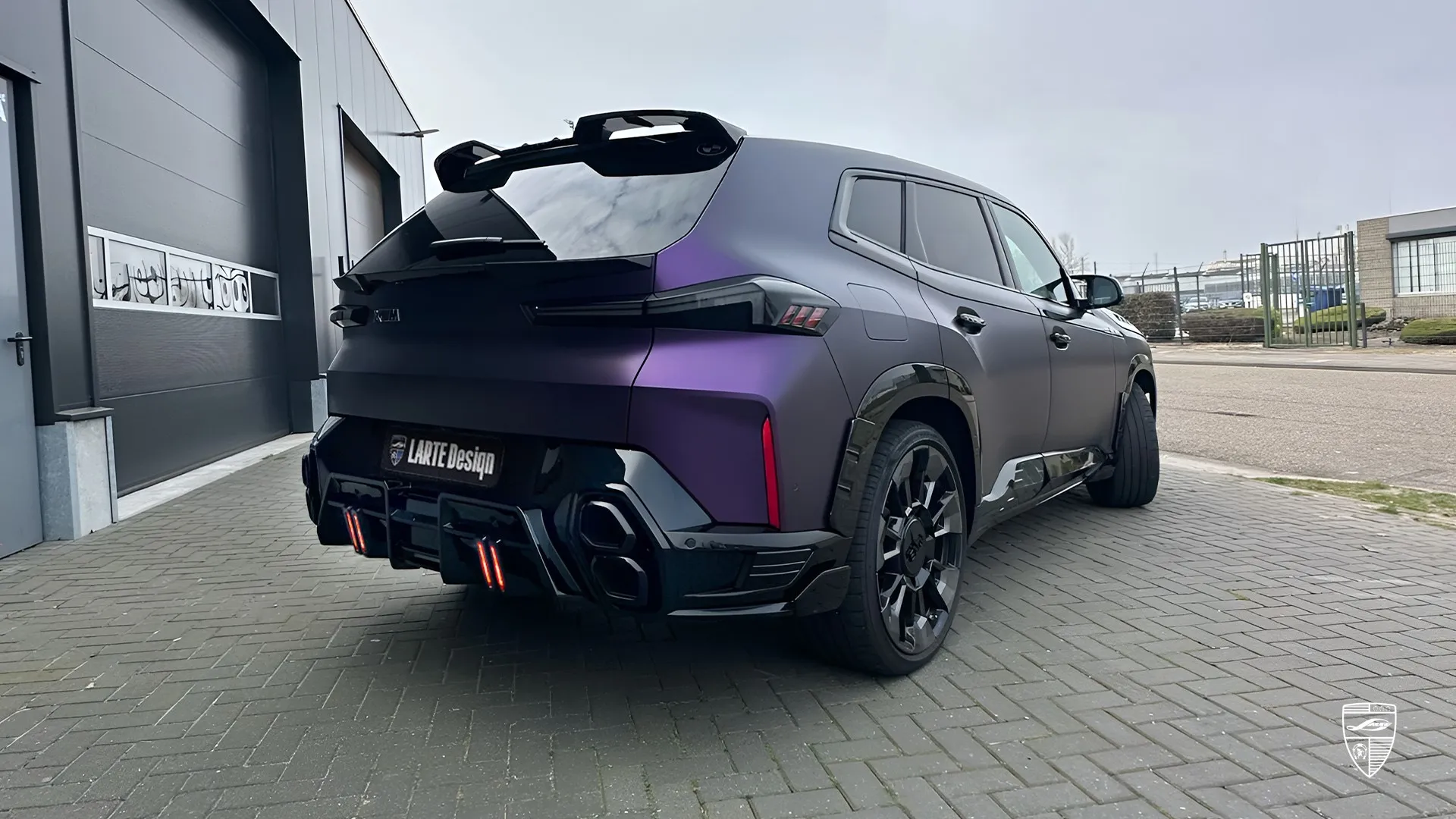 BMW XM G09 mit Purple Black Matt-Folierung — Hybrid-SUV, bei dem Leistung auf Opulenz trifft