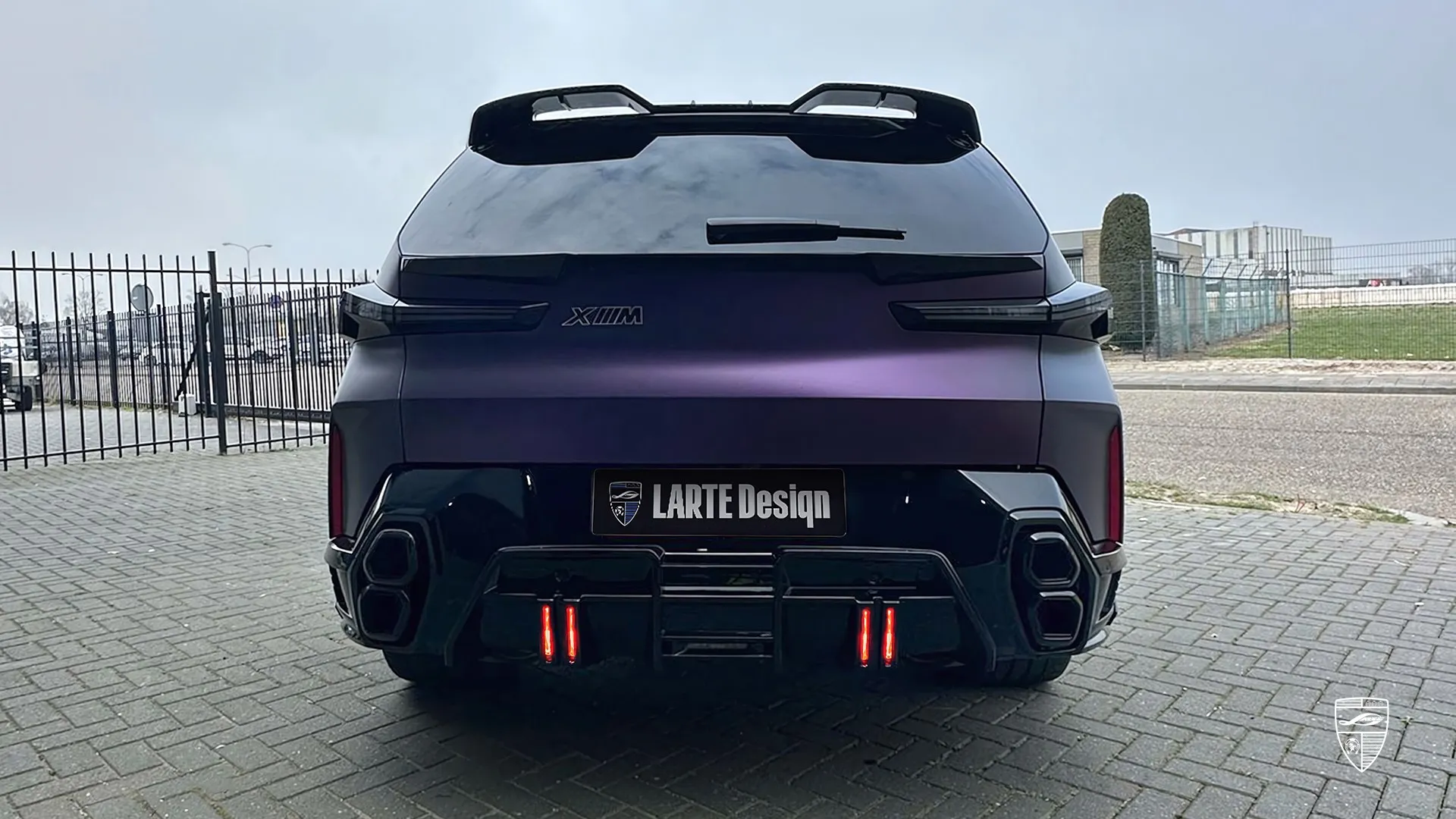 Maßgeschneiderter BMW XM G09 — Purple Black Luxus-SUV mit aggressivem Stil und Designpaket