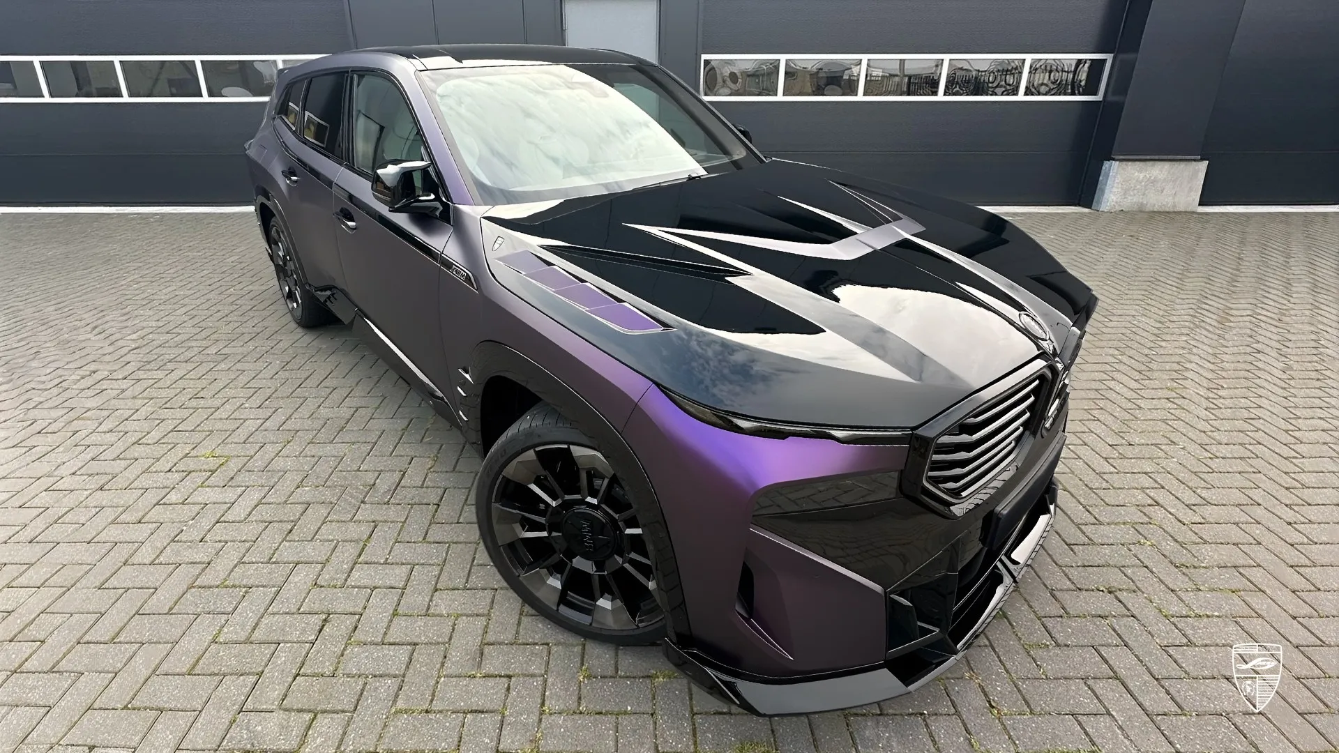 BMW XM G09 Facelift-SUV in Purple Black Iridescent Matt mit brutalem Look und Custom-Upgrade