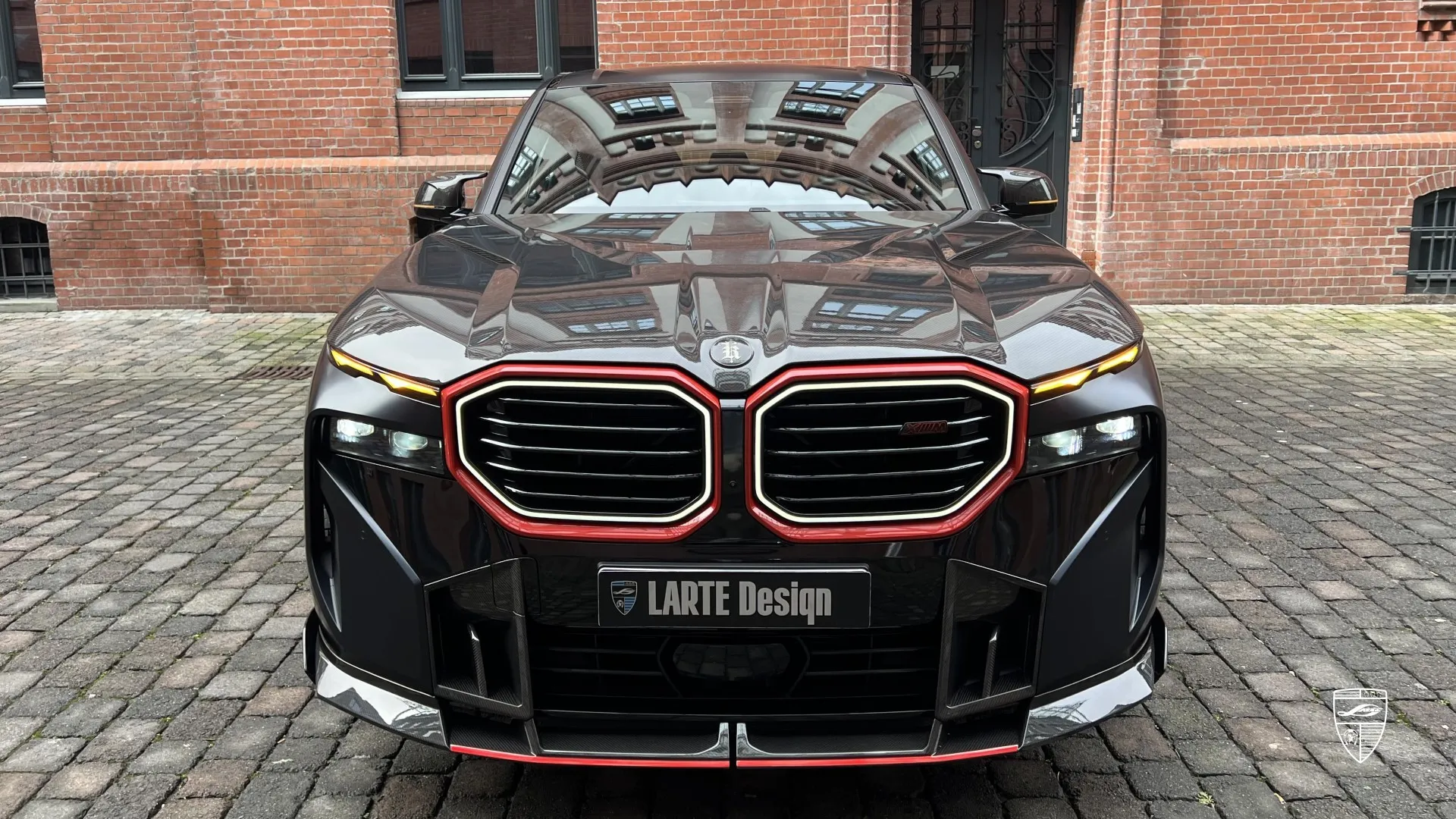 BMW XM Label Red – Familien-SUV aus Düsseldorf mit VIP-Designpaket BMW XM Label Red – Familien-SUV aus Düsseldorf in Saphirschwarz mit VIP-Stylingpaket