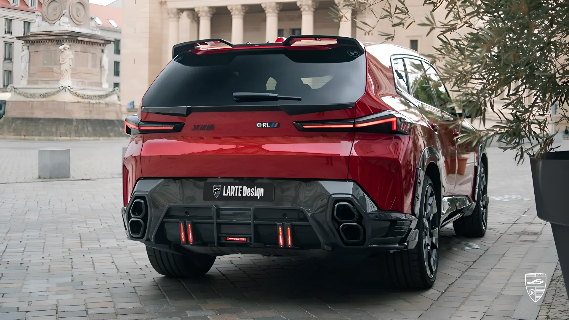 BMW XM G09 — maßgeschneidertes Toronto Red SUV mit Upgrade und kraftvollem Familienlook