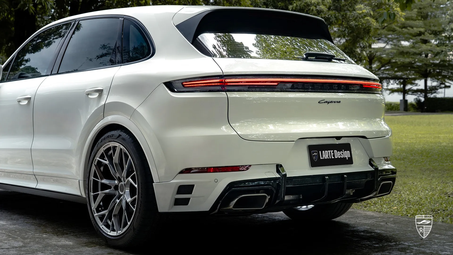 Carraraweißer Porsche Cayenne – Markantes Heckprofil & Individuelles Upgrade Carraraweißer Porsche Cayenne aus Manila – markantes Heckprofil & sportliches Upgrade-Paket