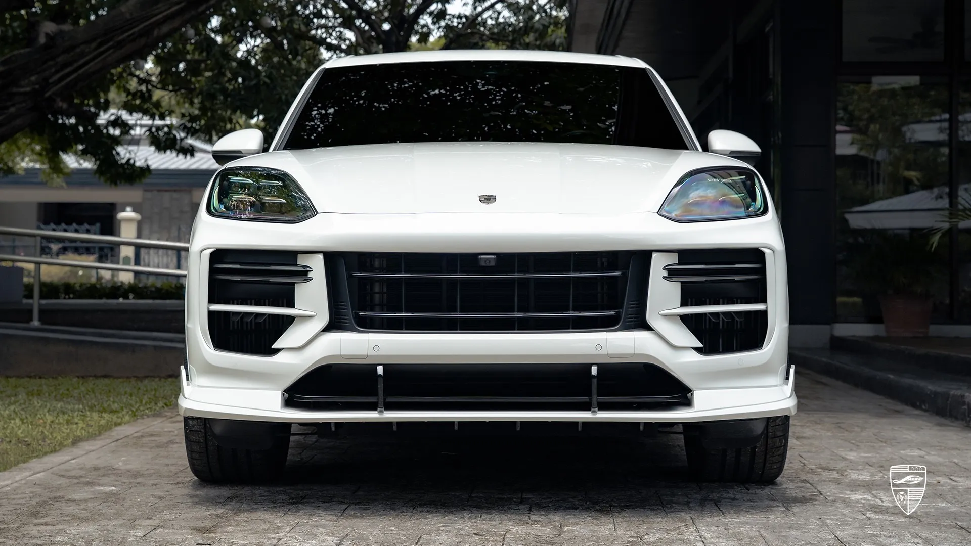 Porsche Cayenne 2026 – Restyling in Carraraweiß Porsche Cayenne 2026 – Carraraweißes Restyling-Paket mit sportlichem Straßenauftritt
