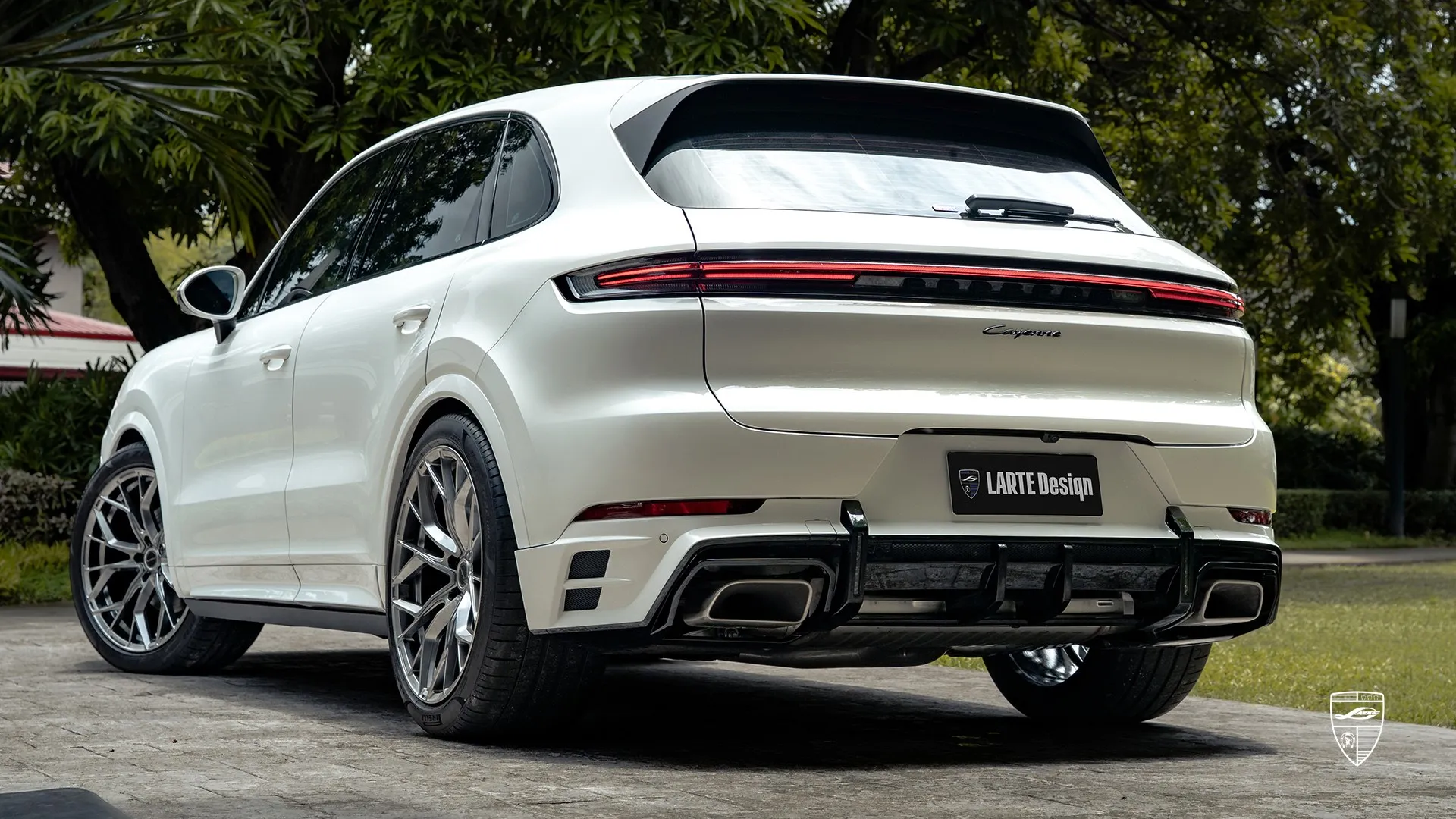 Getunter Porsche Cayenne – Sportliche Optik in Carraraweiß Getunter Porsche Cayenne aus Manila – visuelles Upgrade mit sportlichem, schlankem Heckdesign