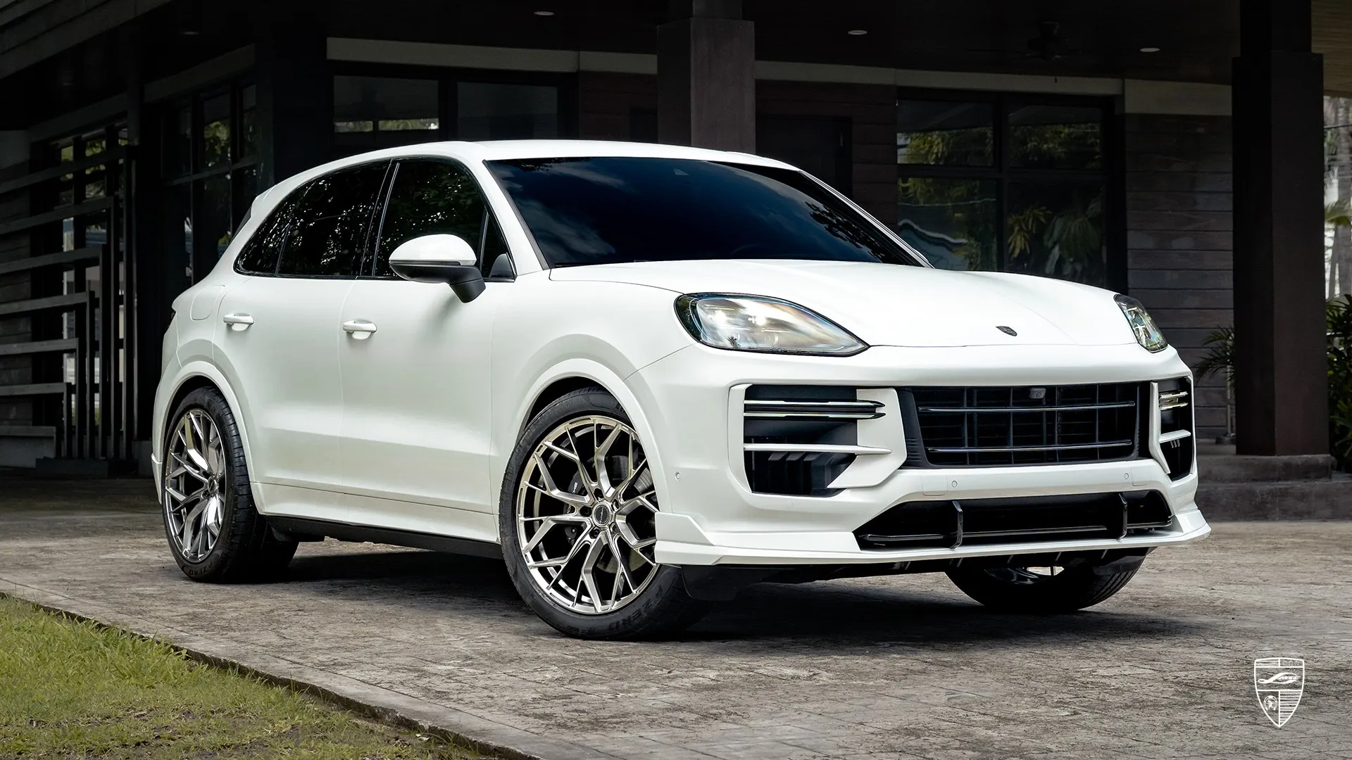 Carraraweißer Porsche Cayenne – Luxus-SUV mit Dominantem Street-Look Carraraweißer Porsche Cayenne – Luxus-SUV mit visuellem Upgrade & auffälligen Designelementen