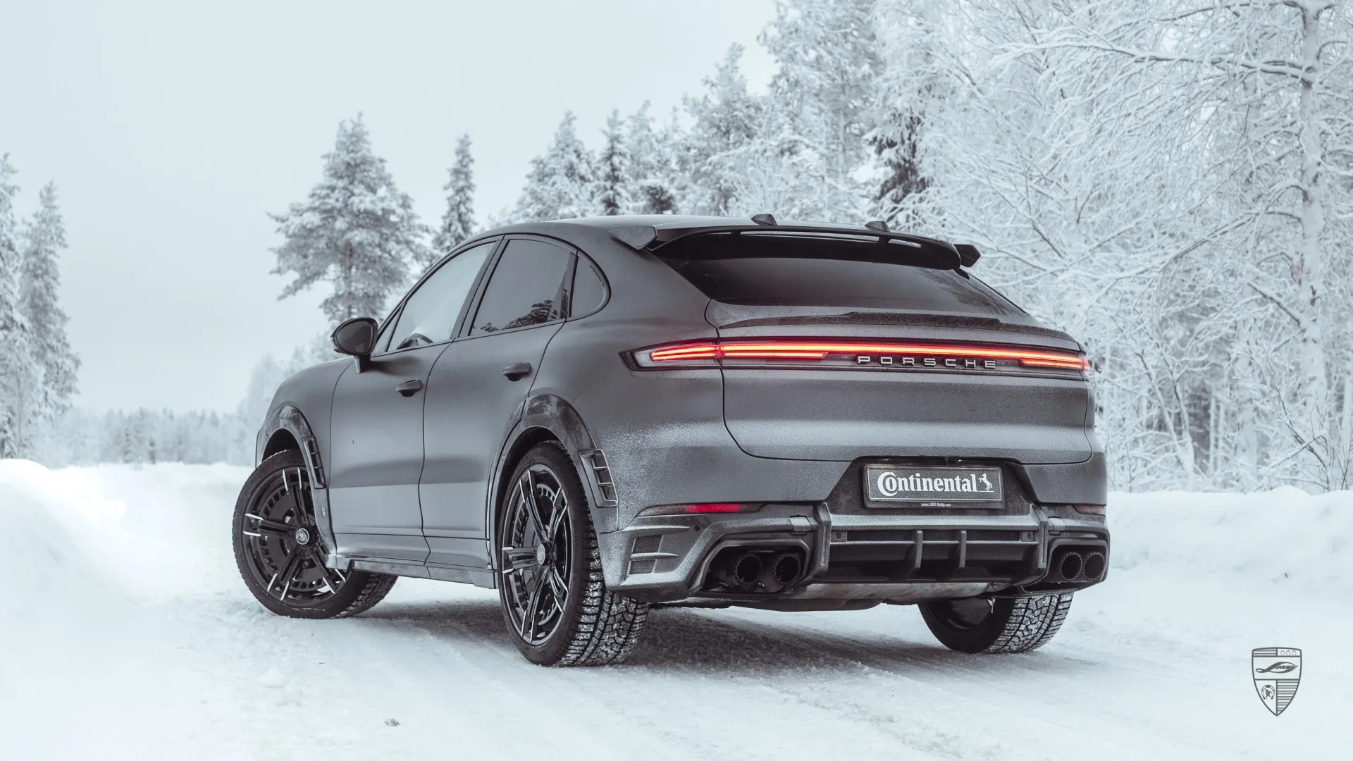 Heckansicht des Cayenne S Coupé als mattgraues Leistungs‑SUV mit Diffusor und abgestimmtem Styling