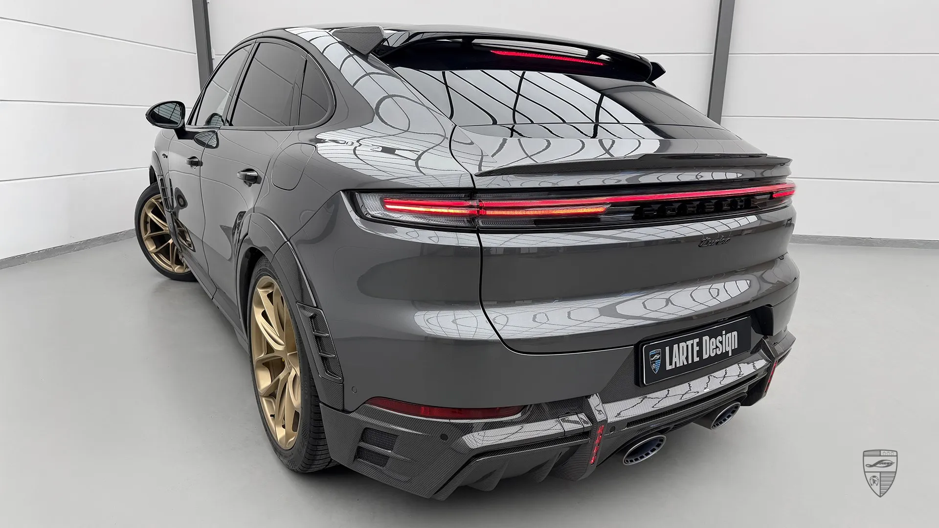 Porsche Cayenne SUV in Grau mit aufgewerteten Körperelementen