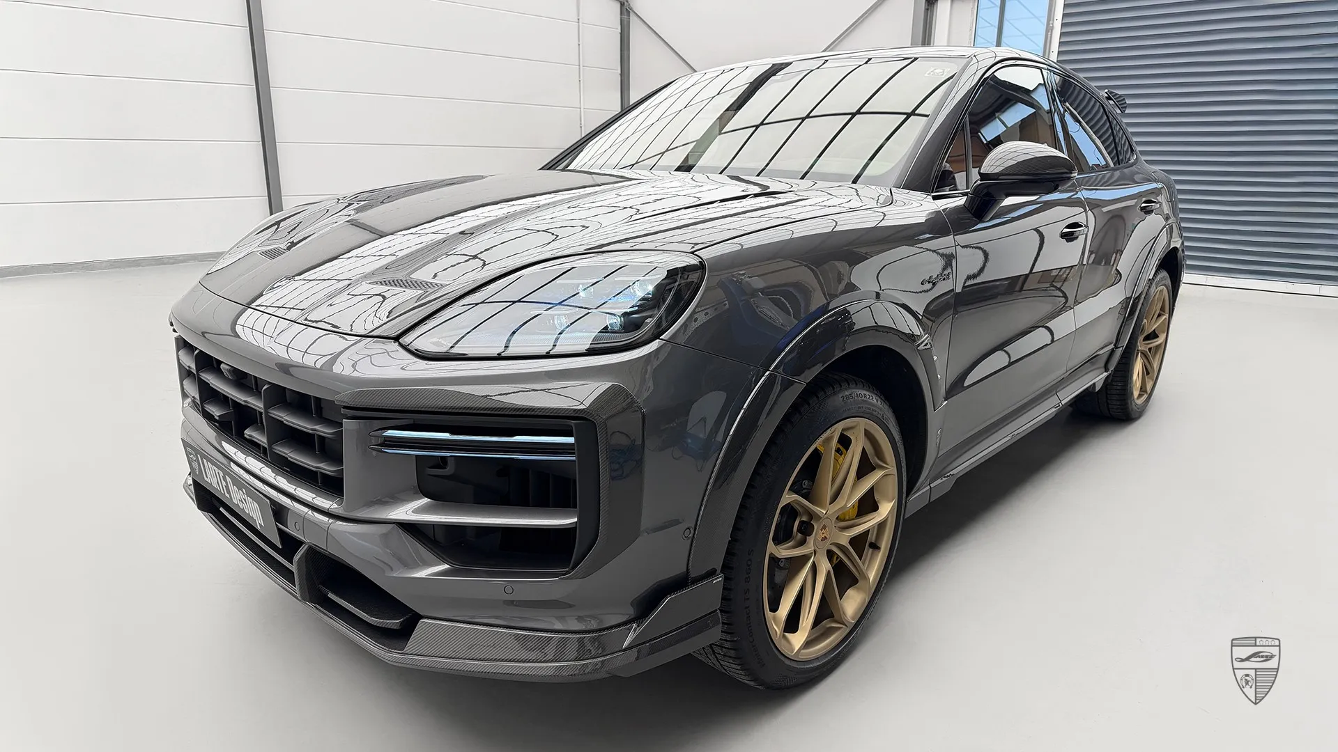 Porsche Cayenne in Grau — Vorderansicht des SUV