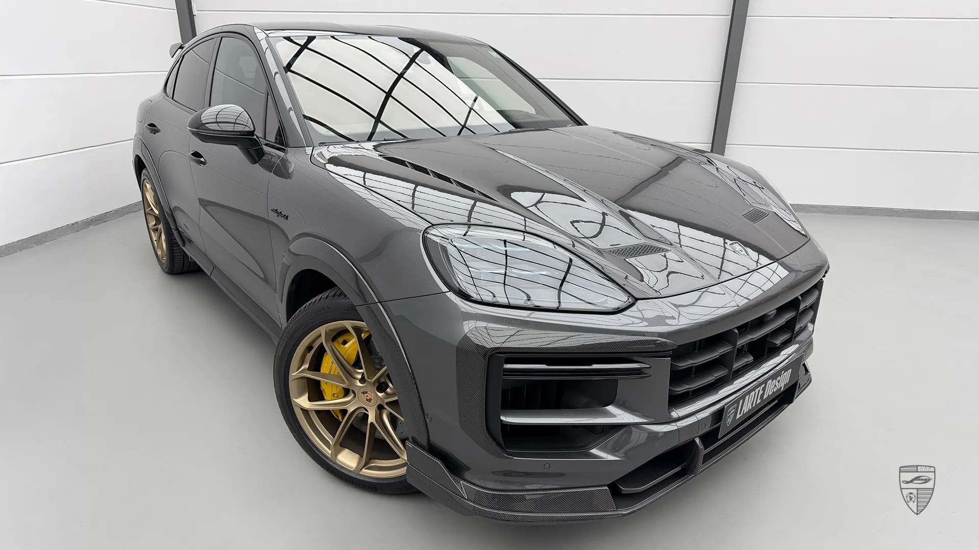 Porsche Cayenne in Grau, im Showroom parkend