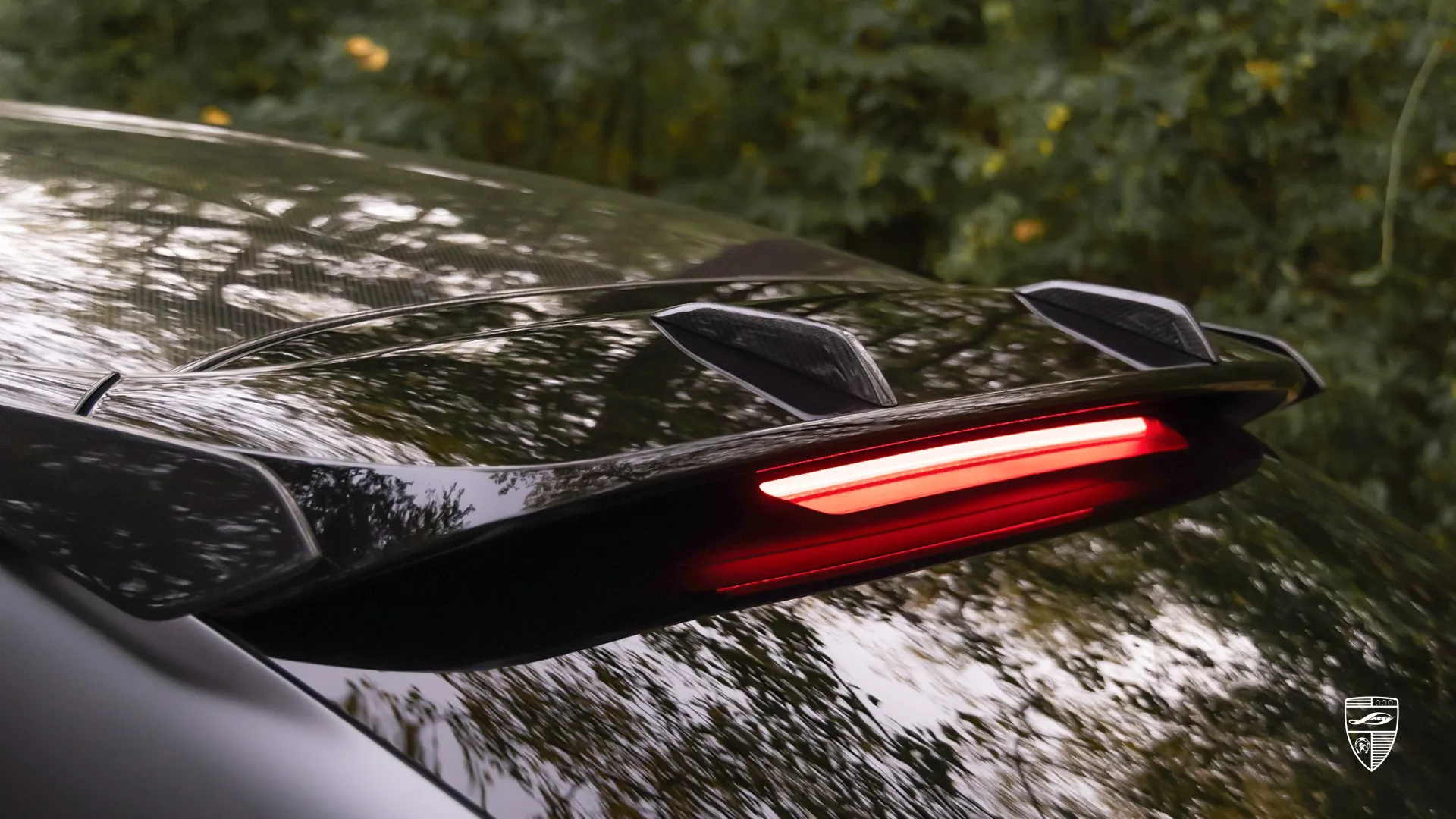 Porsche Cayenne S Coupé mit Carbon Dachspoiler und LED Lichtleiste Detail