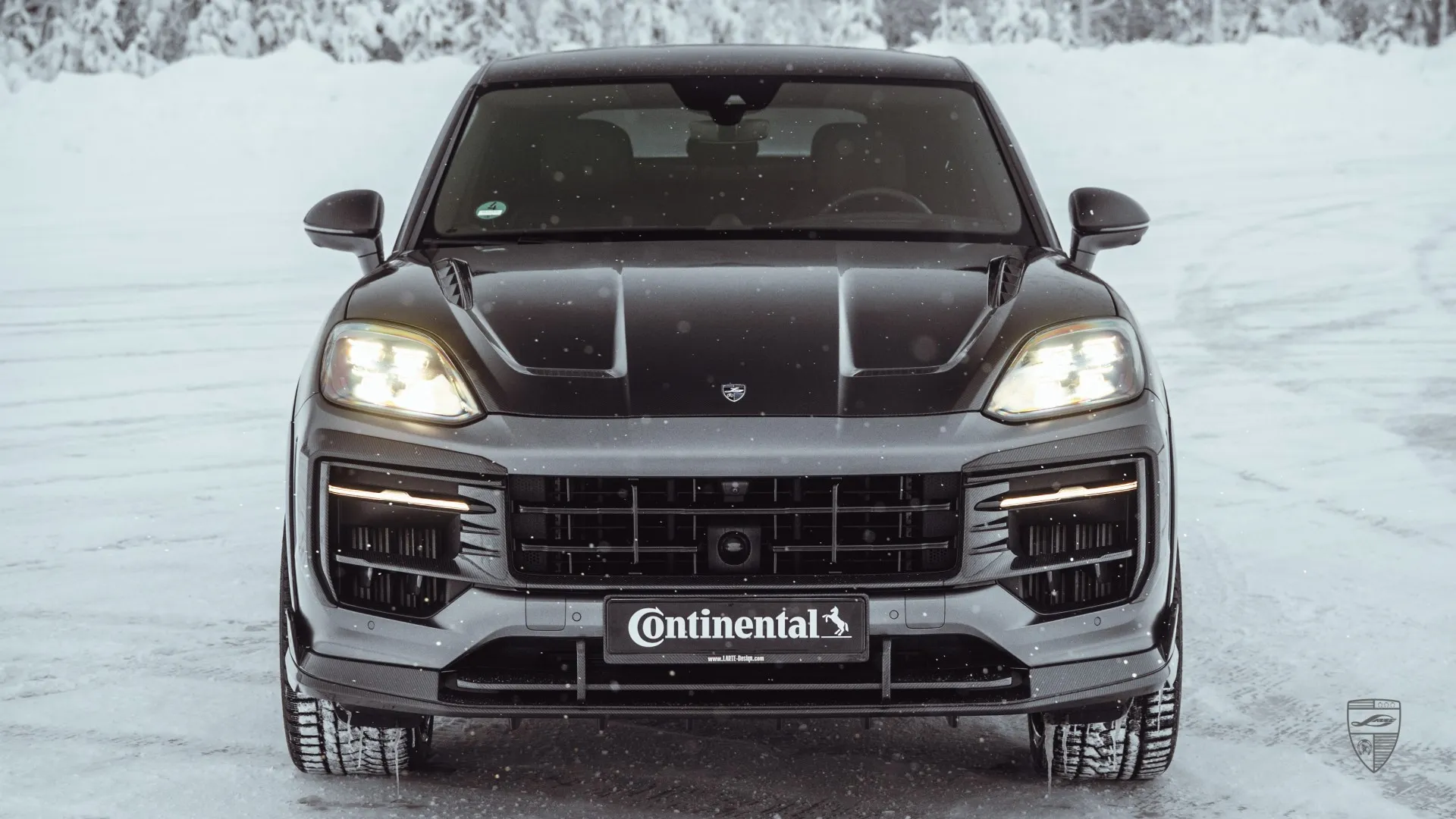 Frontansicht des Porsche Cayenne S Coupé in mattgrauer Lackierung: Luxus‑SUV mit aggressivem Styling