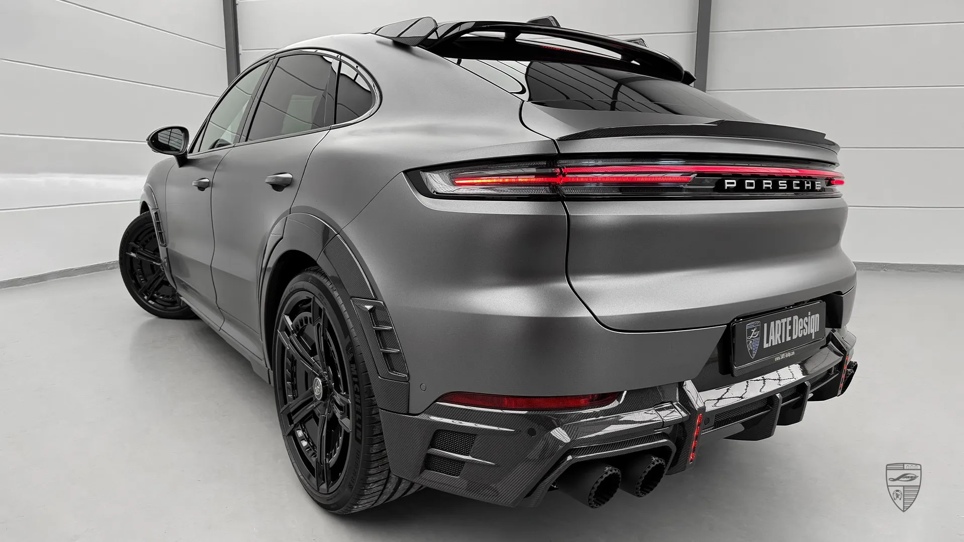 Porsche Cayenne S Coupe 2026 in Satin Dunkelgrau mit Widebody-Tuning und Carbon-Upgrade