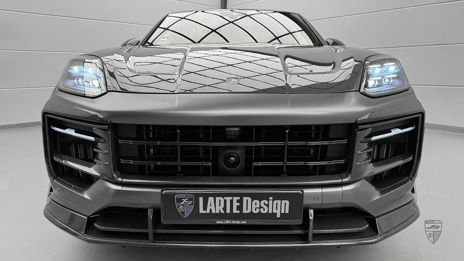 Custom Porsche Cayenne S Coupe 2025 – Satin-Grau mit geformter Front und Carbon-Styling