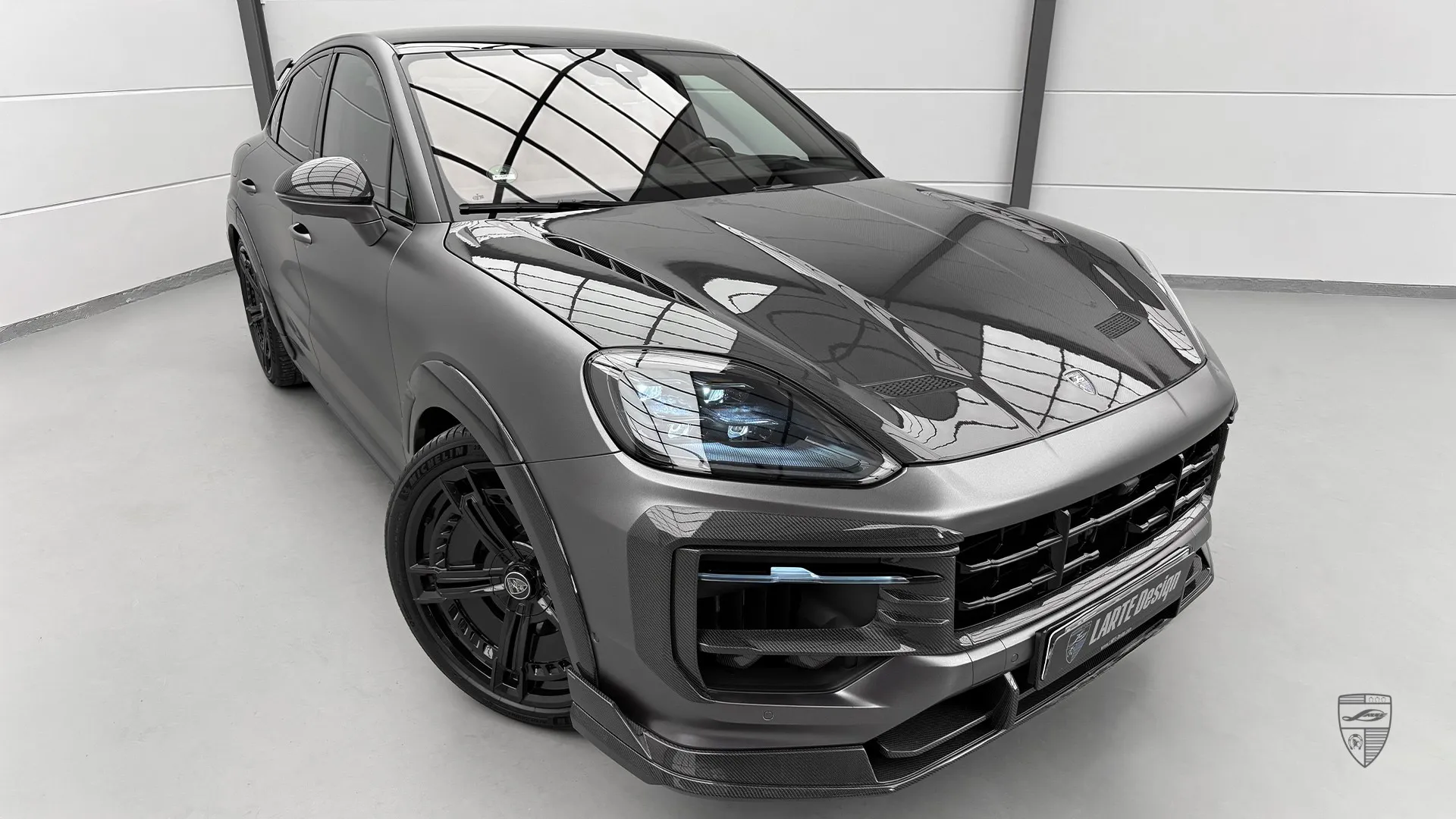 Porsche Cayenne S Coupe 2026 Facelift in Satin Dunkelgrau mit Widebody-Kit