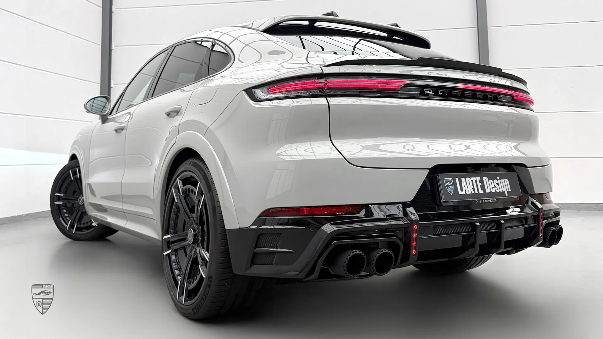 Porsche Cayenne Coupe in Weiß — individuelles Upgrade mit glanzlackiertem Kit und aggresivem Styling