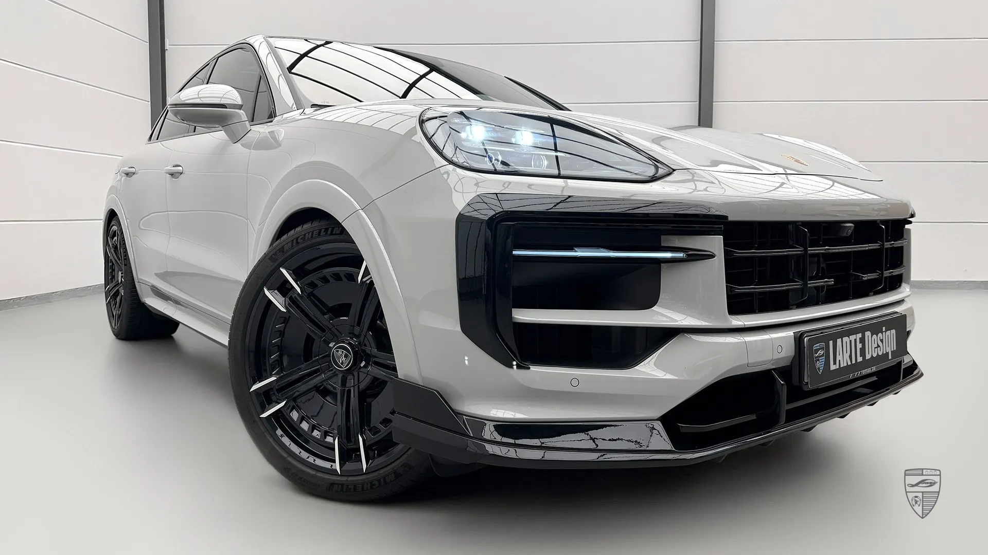 Weißer Porsche Cayenne S Coupe: sportlicher SUV mit verbessertem Körperstyling und kühnem Aussehen