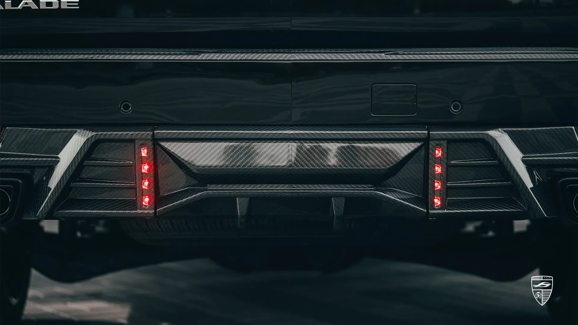 Escalade 600 exterior customization — Raven Black SUV from Düsseldorf with unique carbon accents