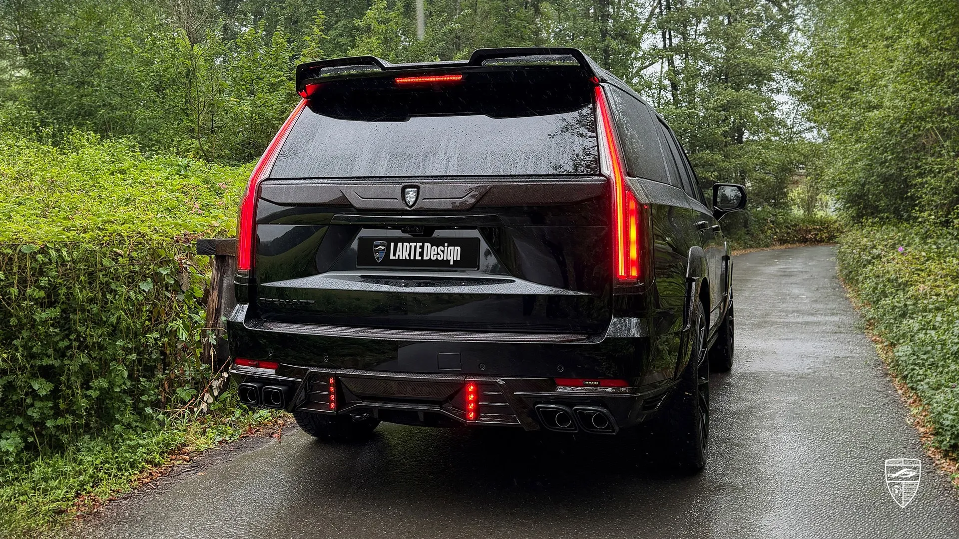 Schwarzer Cadillac Escalade Facelift in Heck-Dreiviertelansicht mit veredeltem Custom-Styling