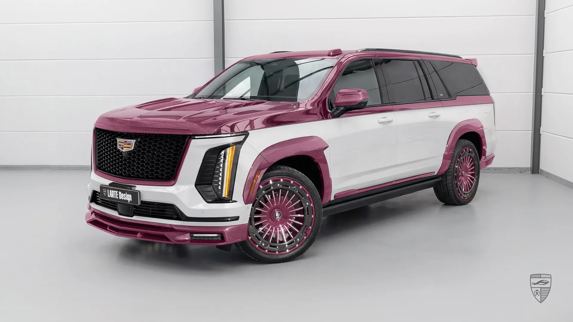 Cadillac Escalade mit Exterieur Styling und großen Custom Wheels