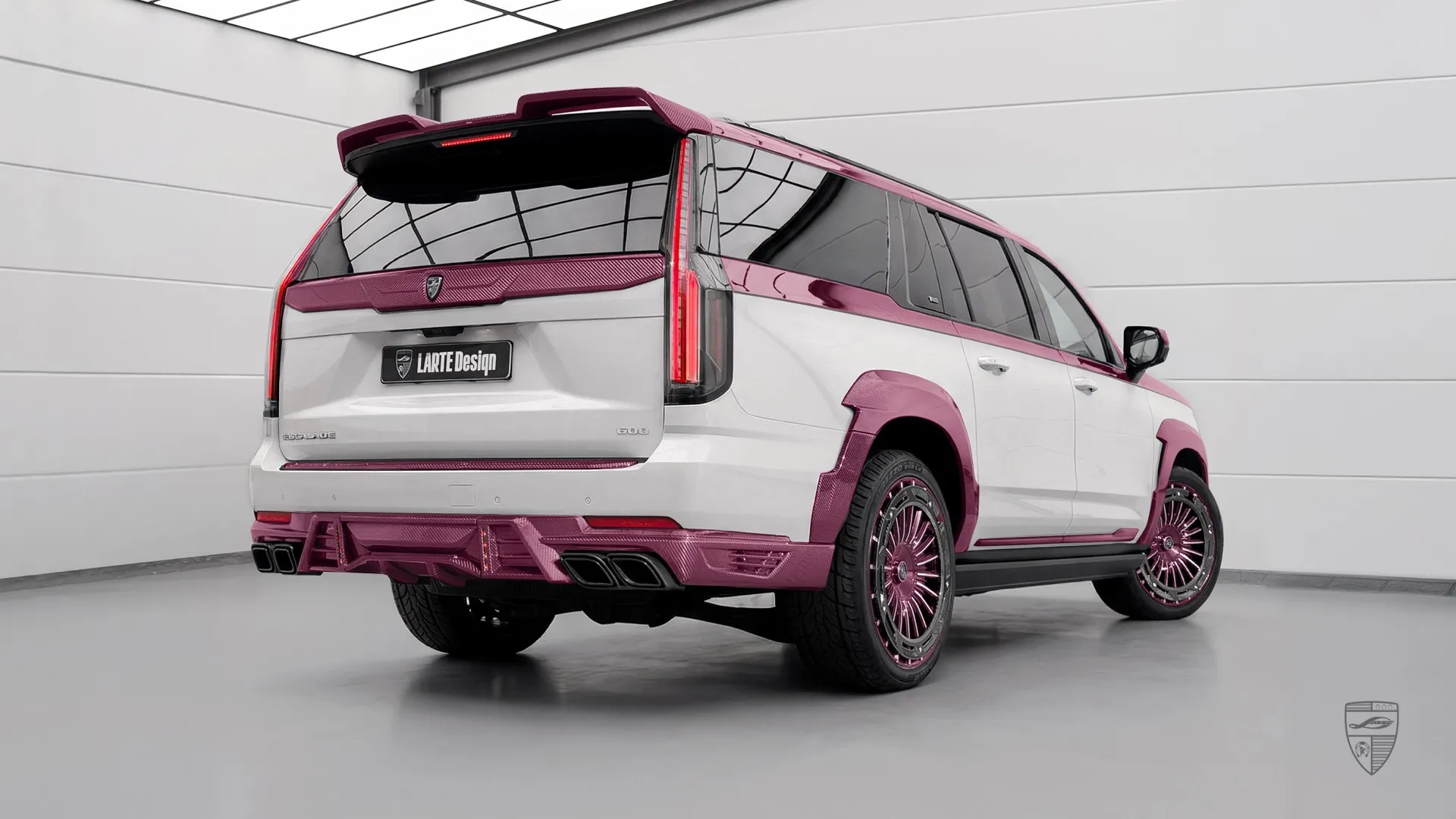 Cadillac Escalade Facelift mit neuem Heckdesign und Custom Karosserieelementen