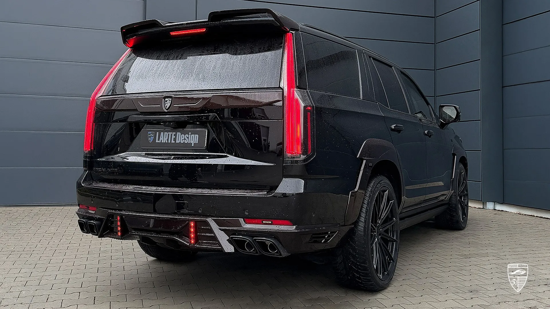 2026 Cadillac Escalade im Blacked-out-Look aus seitlicher Heckansicht mit individuellem Exterieur-Styling