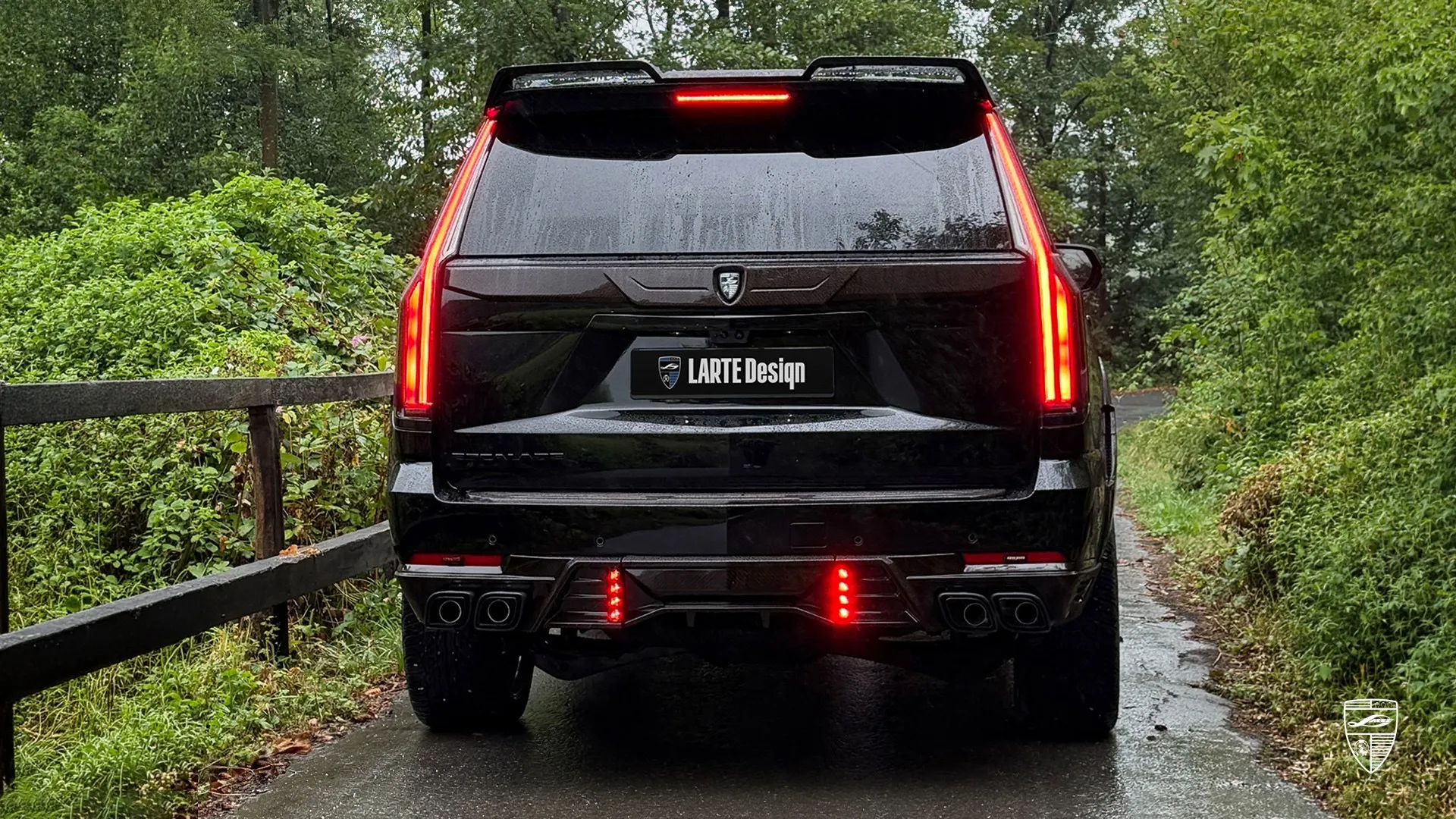 Cadillac Escalade 2026 in Heckansicht mit individuellem Exterieur-Styling und Luxus-Upgrade