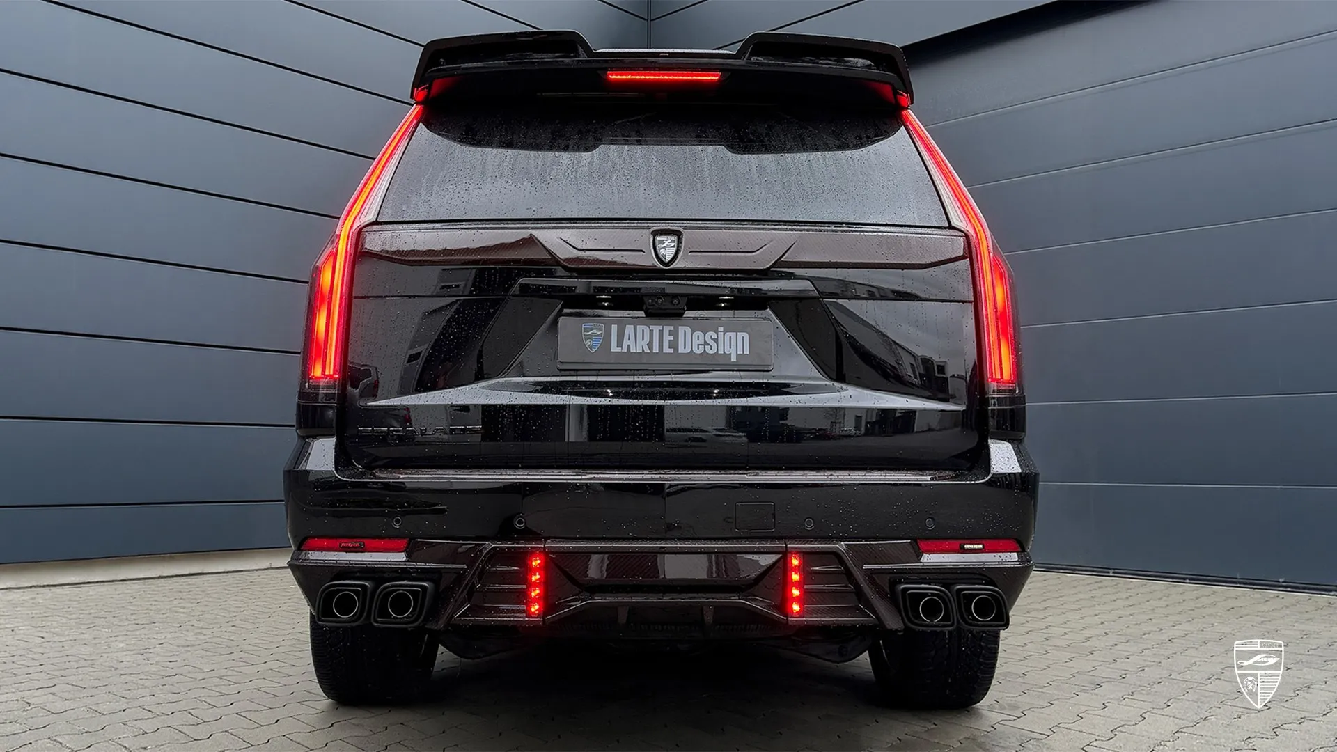 Cadillac Escalade Wallpaper mit individuellem Heckdesign und aufgewerteten Exterieur-Details
